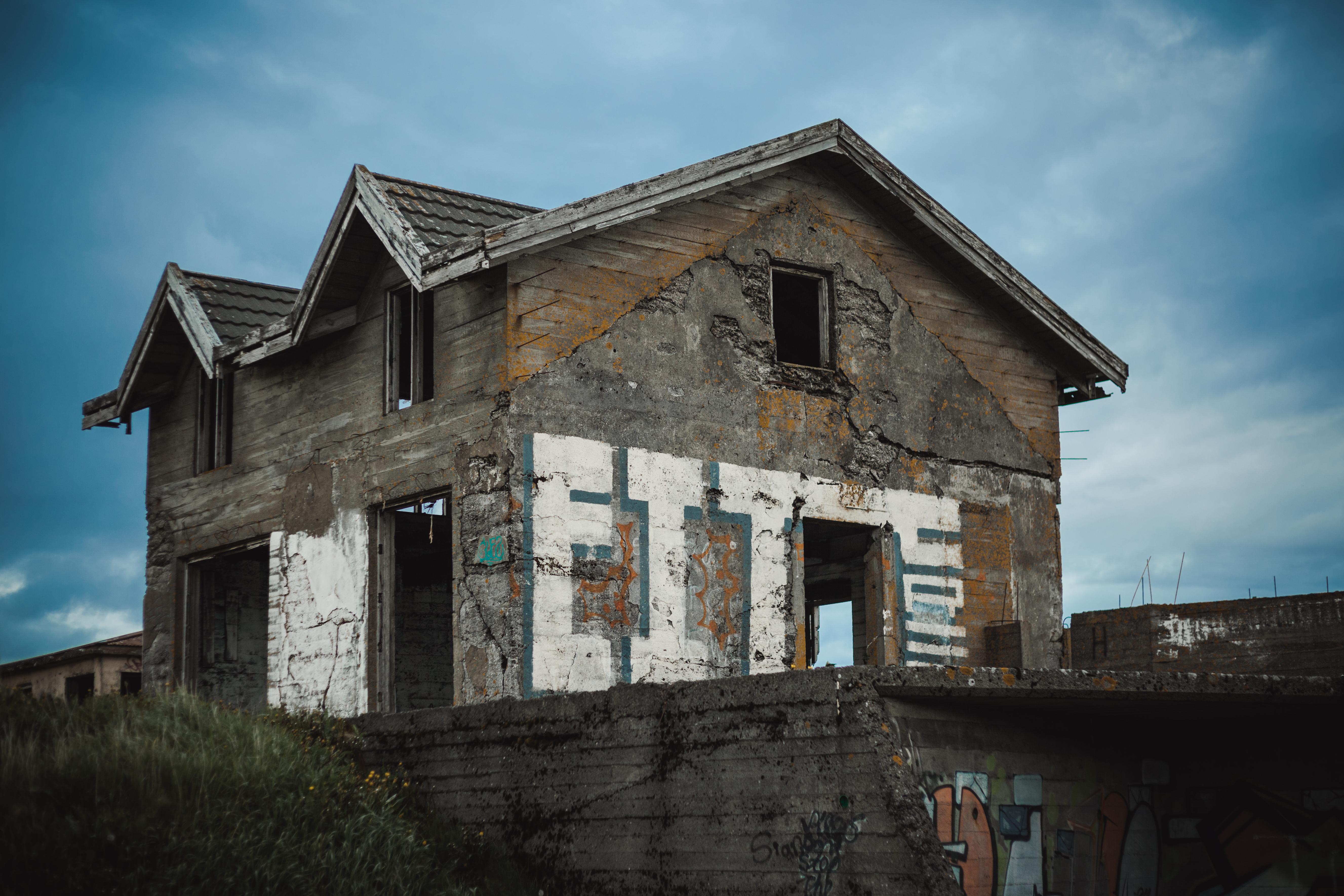Old abandoned house photo