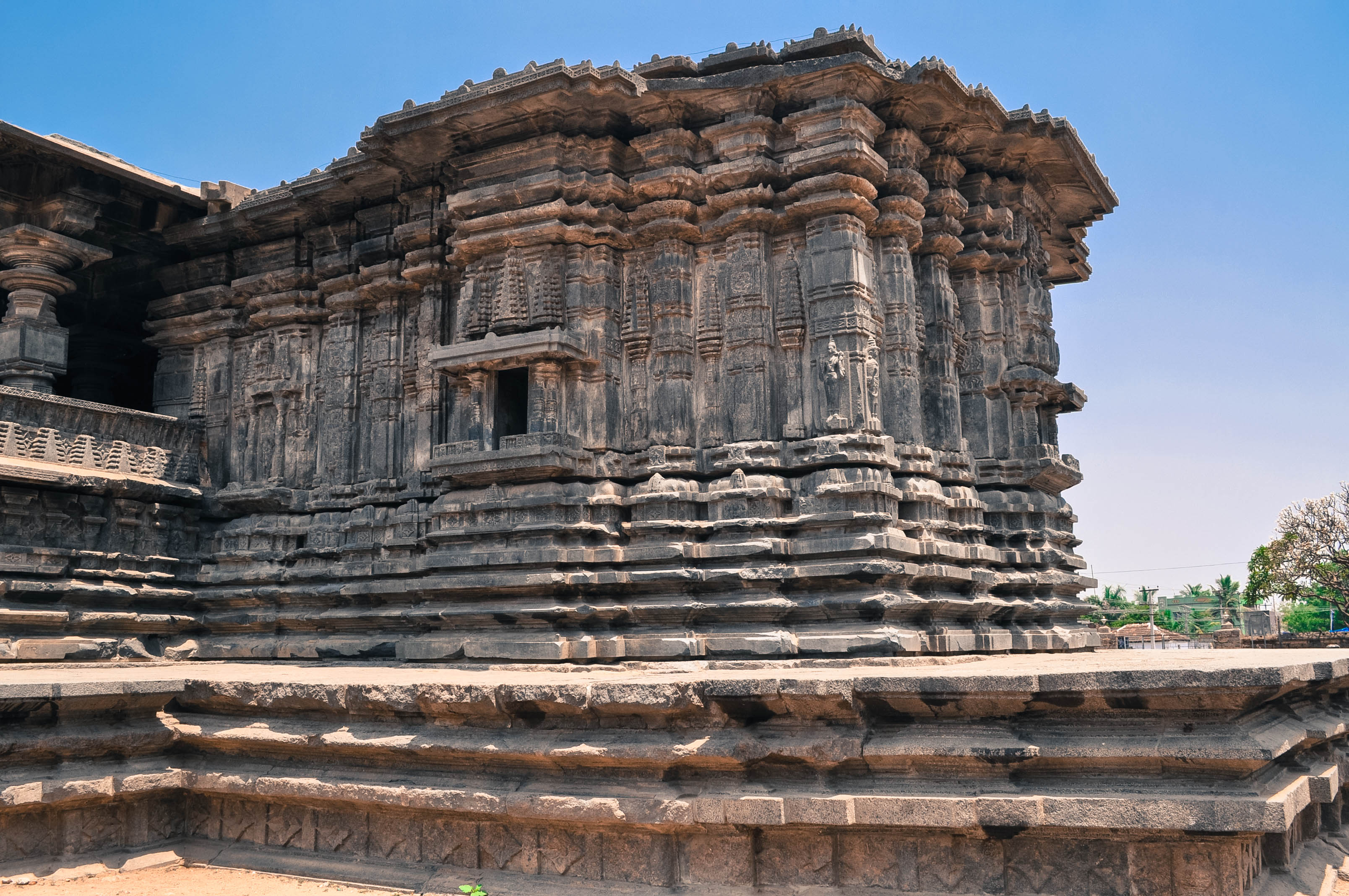 Side-View-of-Thousand-Pillar-Temple-exploretelangana1.jpg