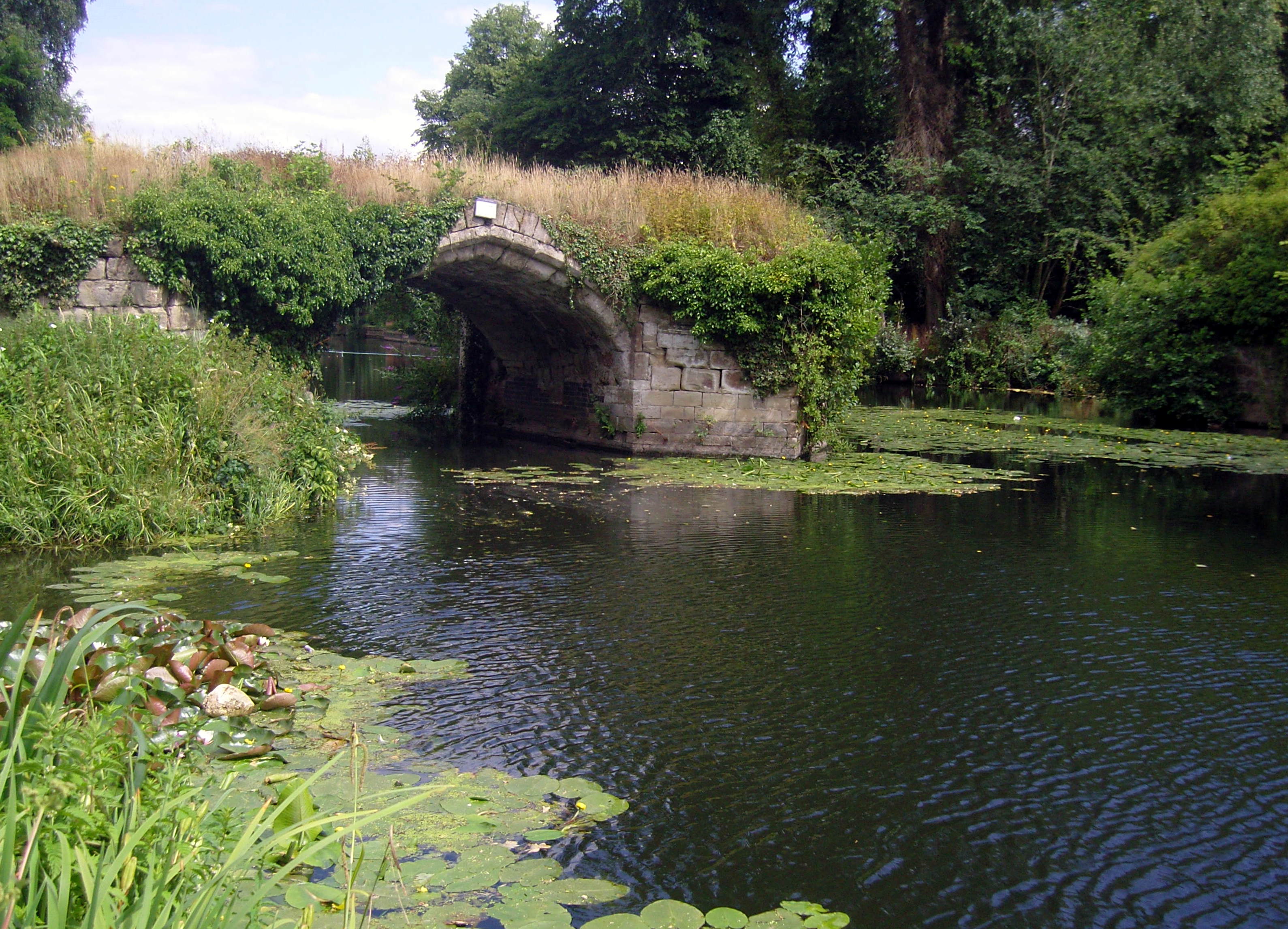 File:Ruins of the Old Bridge over the River Avon, Warwick.jpg ...