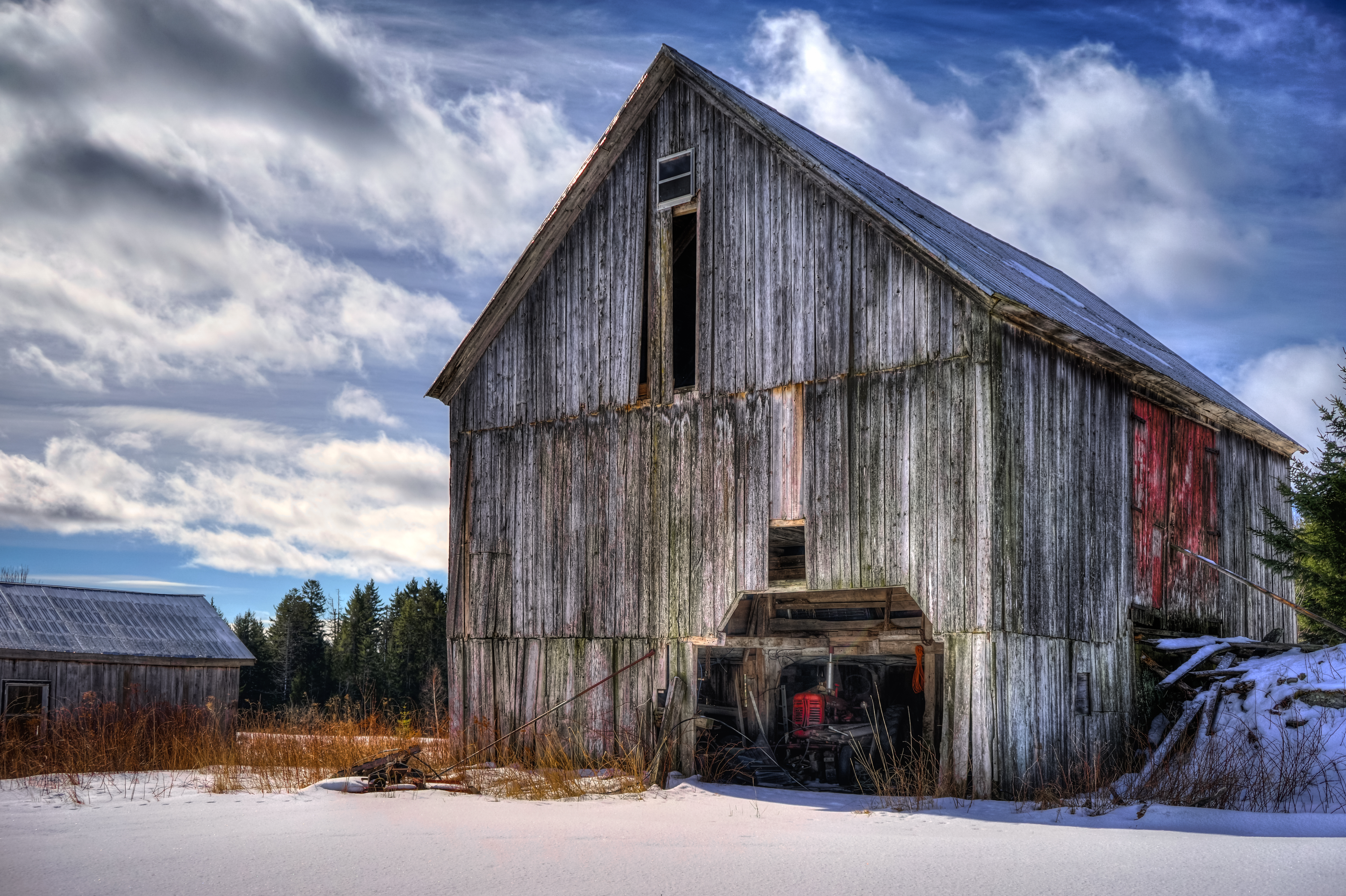 Old Barn with Tractor Inside. – Stephen Muise Photography