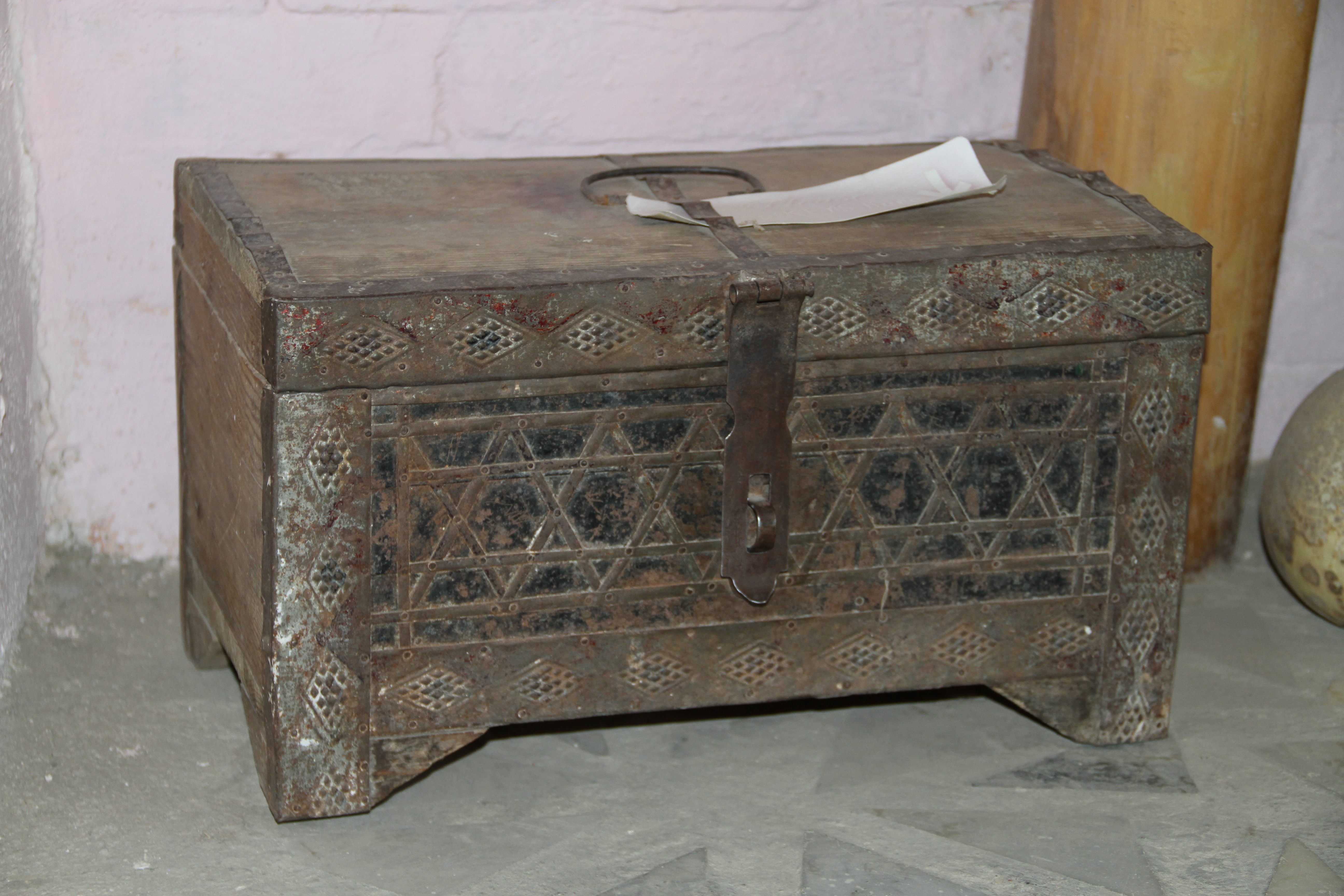 File:Old box in Samarkand.JPG - Wikimedia Commons
