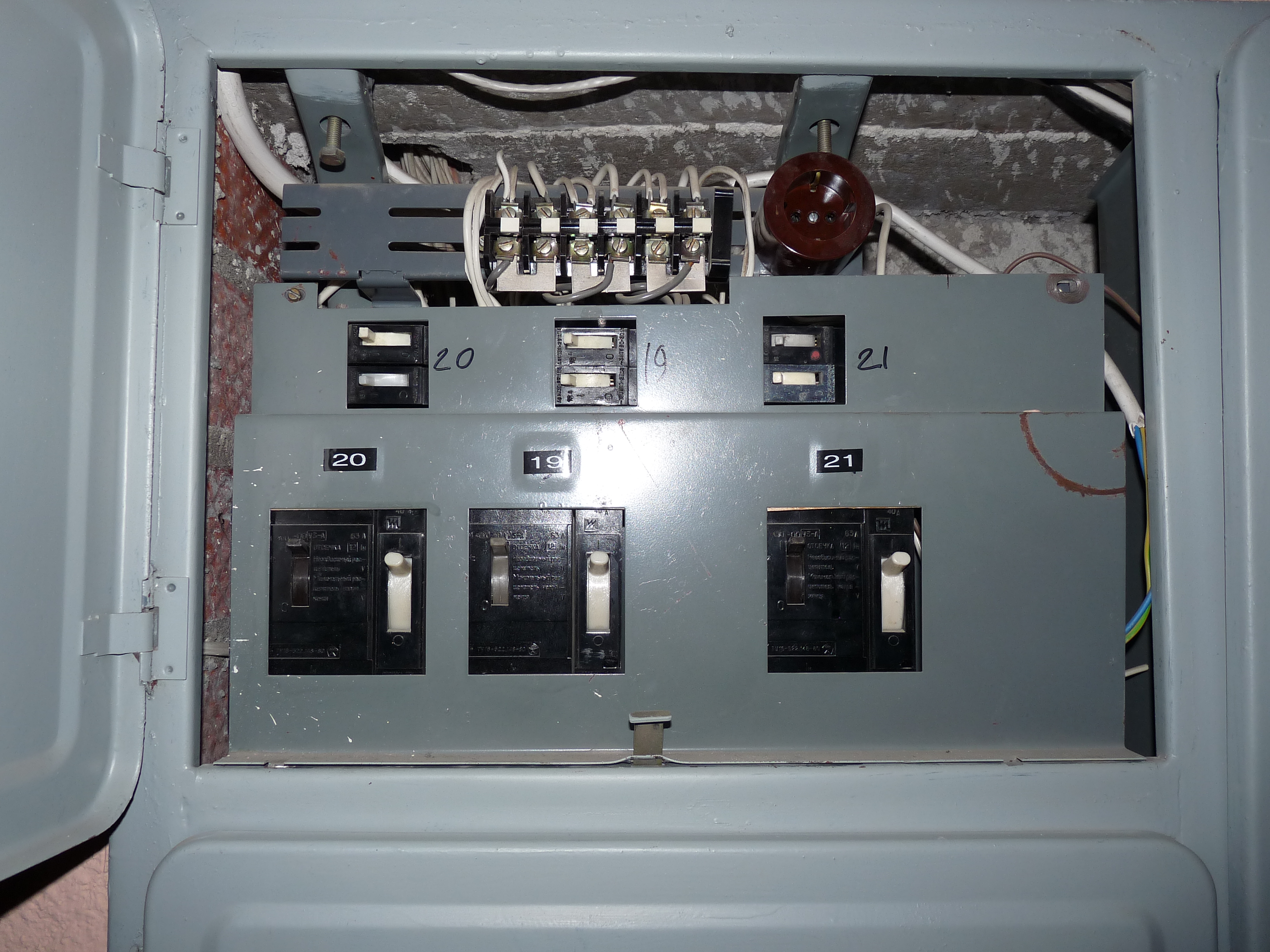 File:Liikuri 16 - old circuit breakers in fuse box.JPG - Wikimedia ...