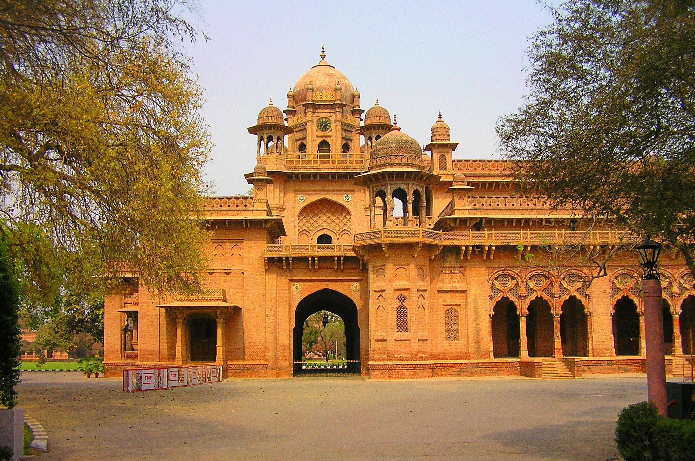 File:Aitchison Old building side.jpg - Wikipedia