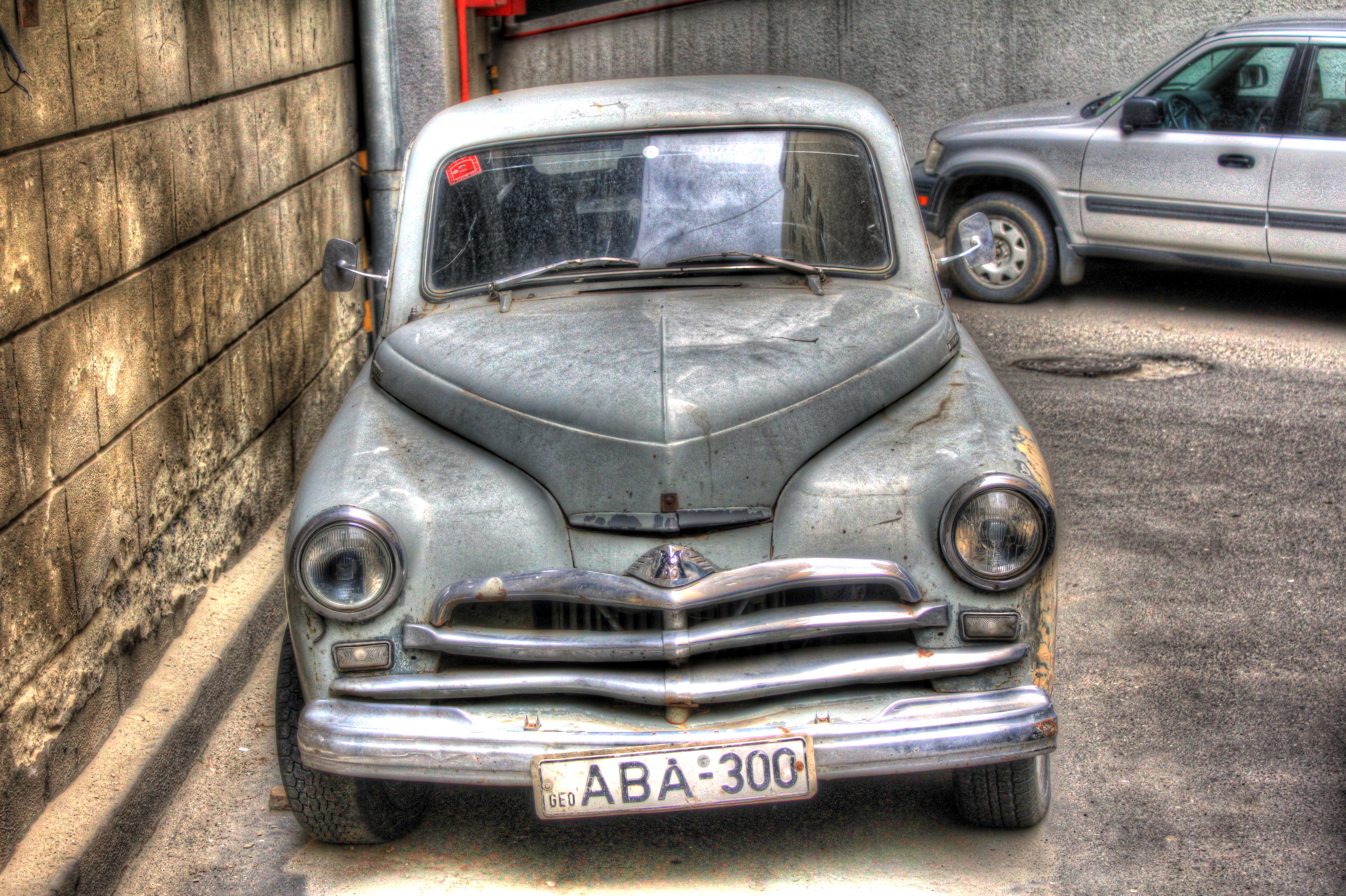 Tbilisi Old Car | HDR creme