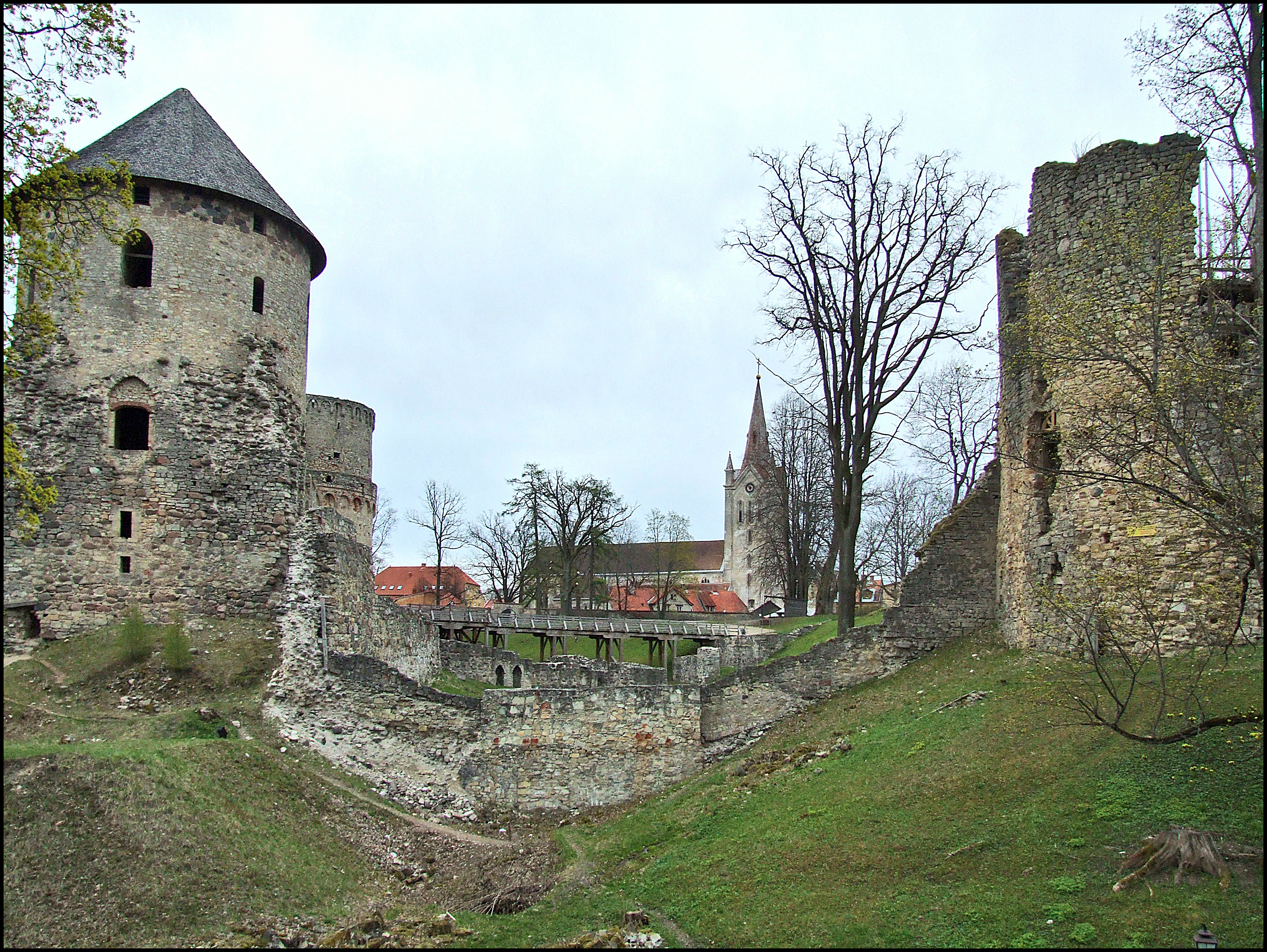 File:Cēsis old castle.jpg - Wikimedia Commons