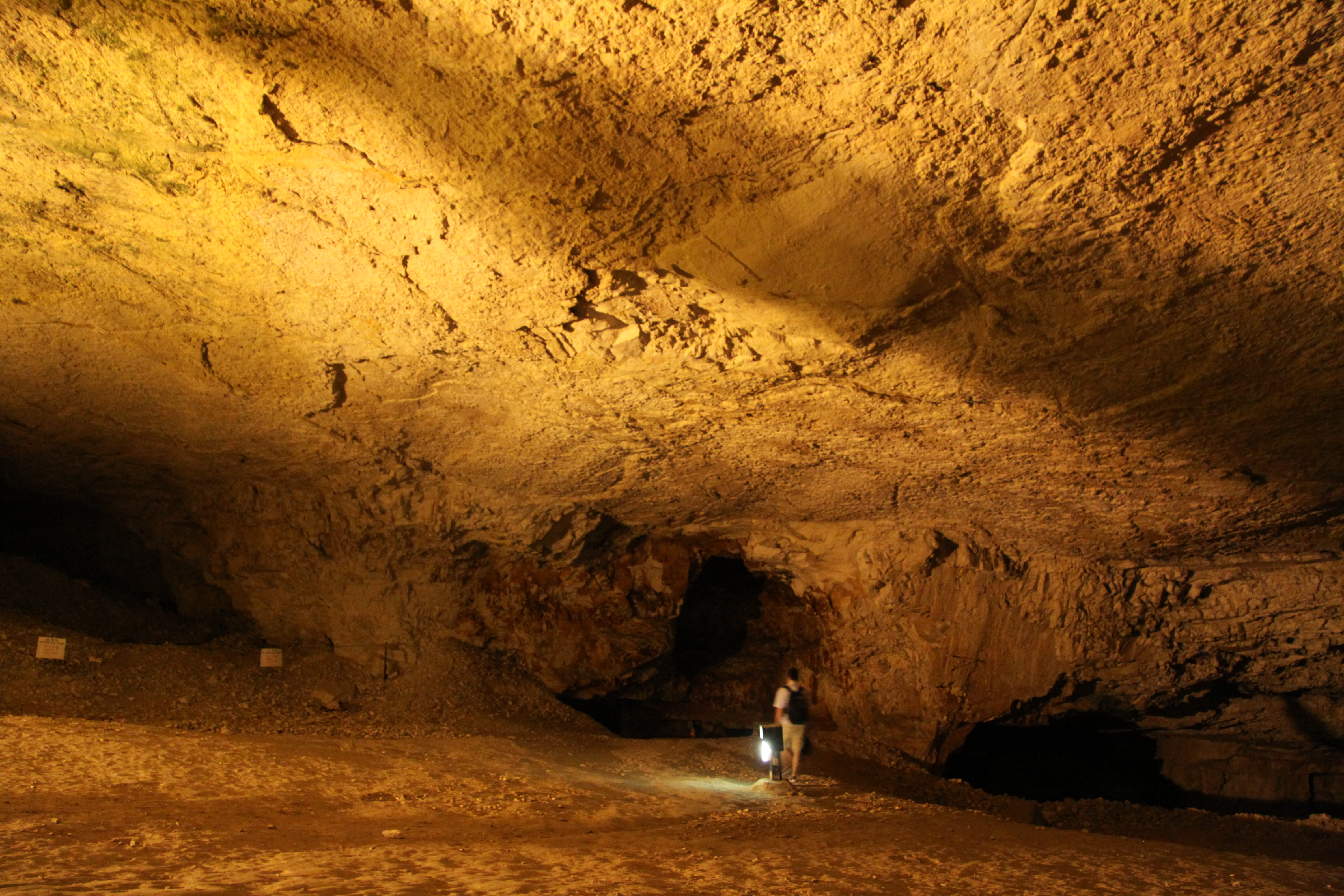 File:Zedekiah's Cave in summer 2011 (3).JPG - Wikimedia Commons