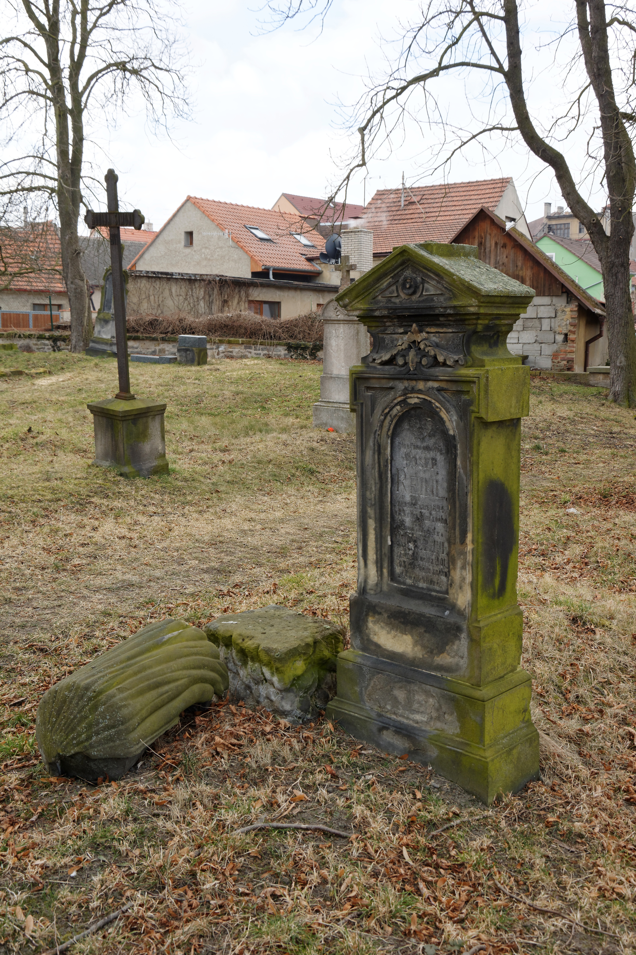 File:Old cemetery in Smečno (2308).jpg - Wikimedia Commons