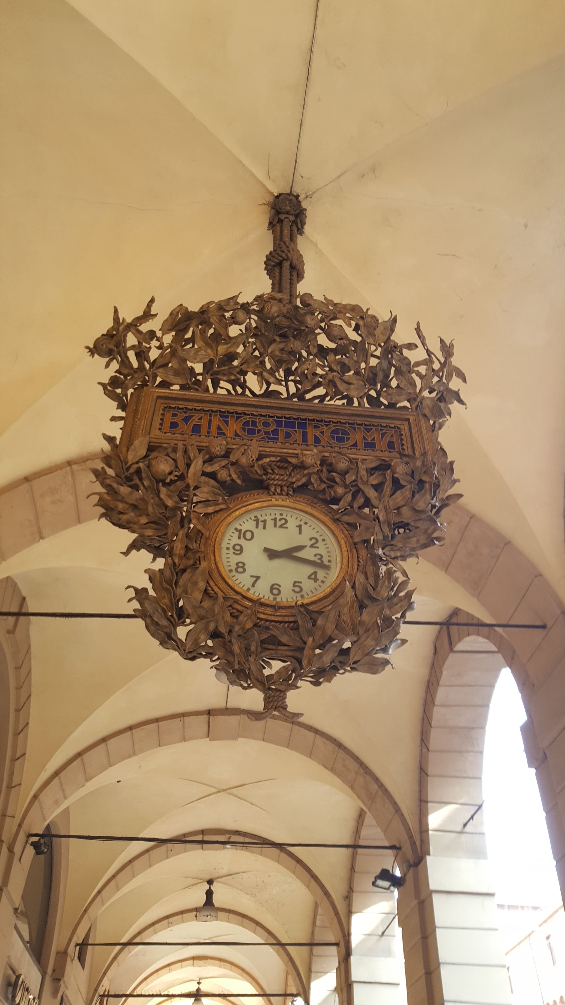 File:Bologna — old clock (Banca di Roma).jpg - Wikimedia Commons