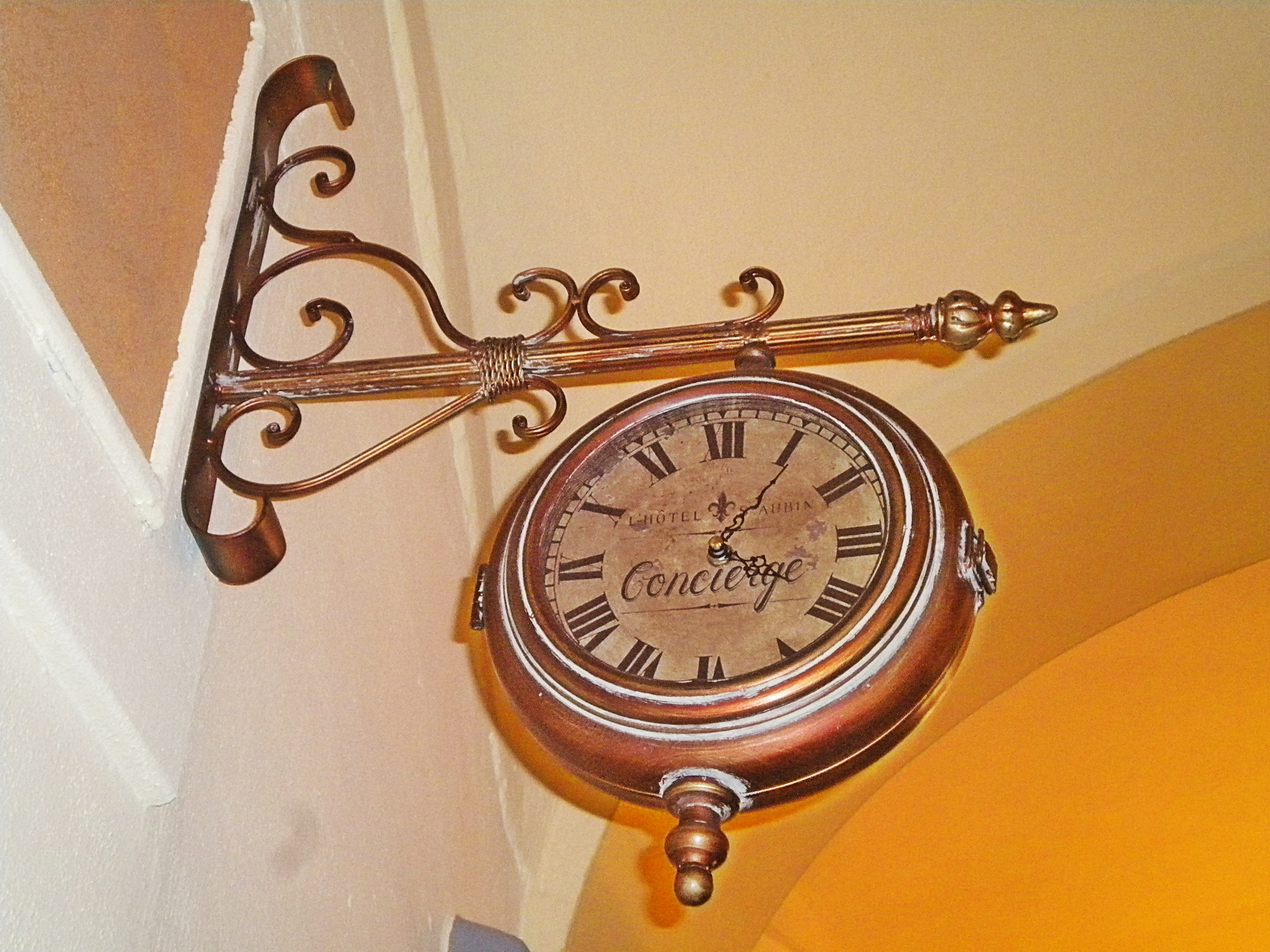 File:Old clock in Caffe' Le Poste.jpg - Wikimedia Commons