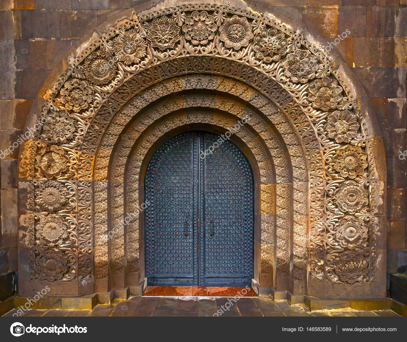 The old gate. Steel doors. Carving in stone — Stock Photo ...