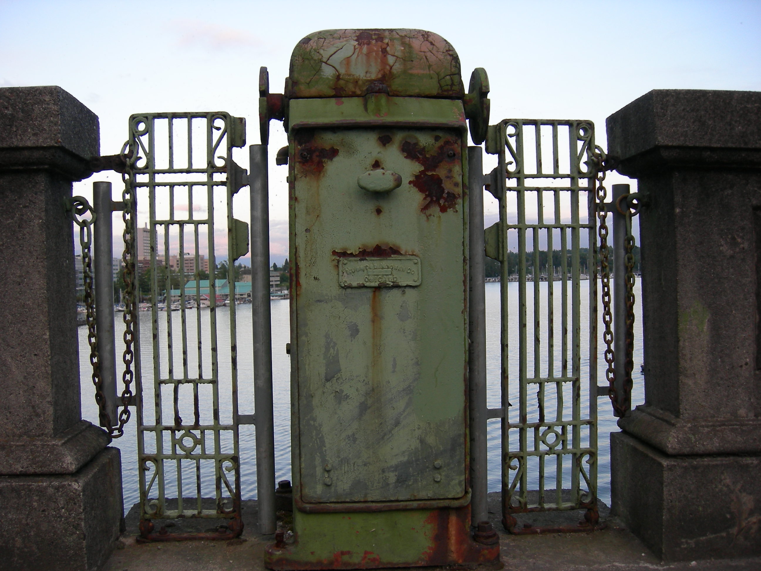 File:Seattle - University Bridge old gate 03.jpg - Wikimedia Commons
