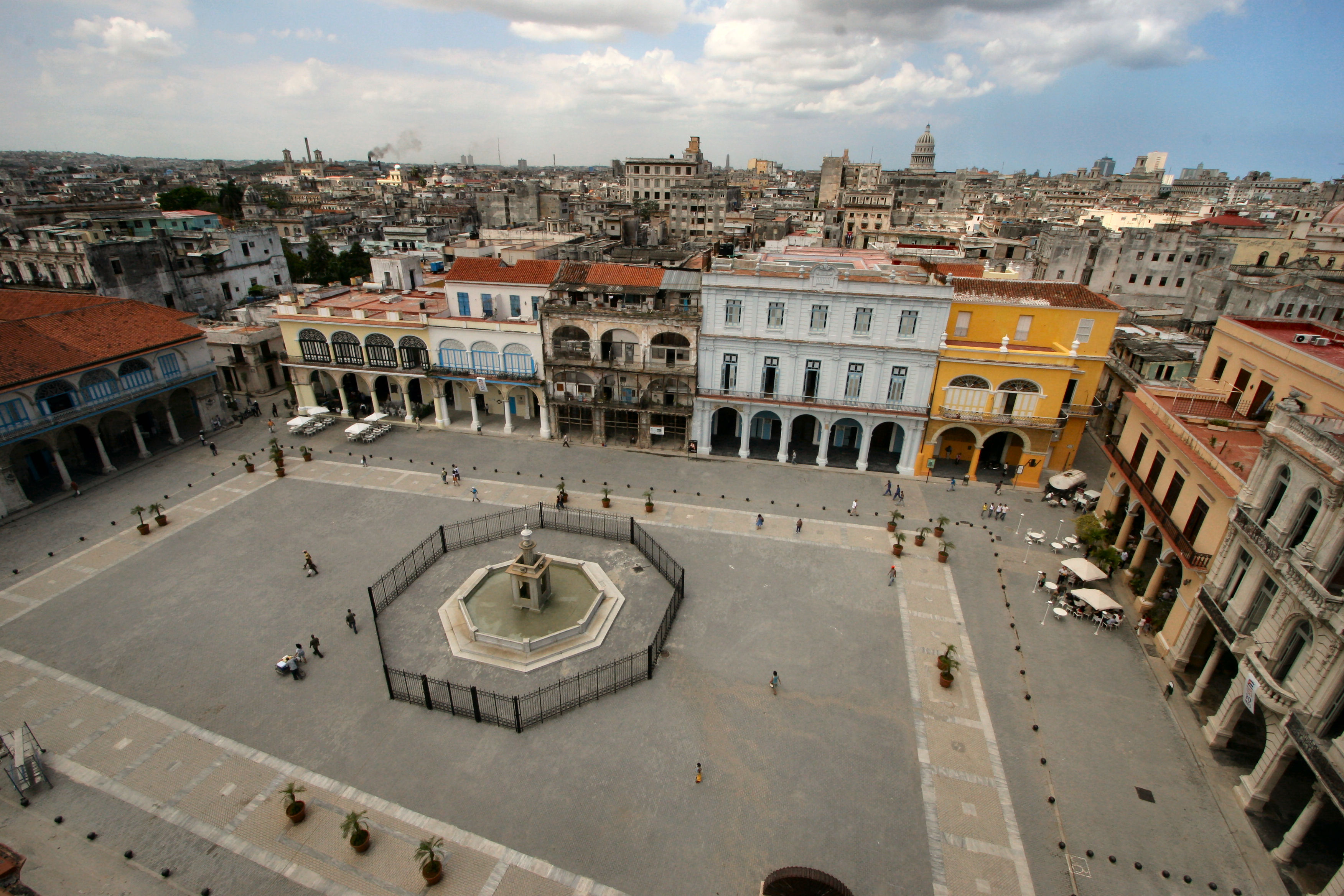 File:Old Square, Havana.jpg - Wikimedia Commons