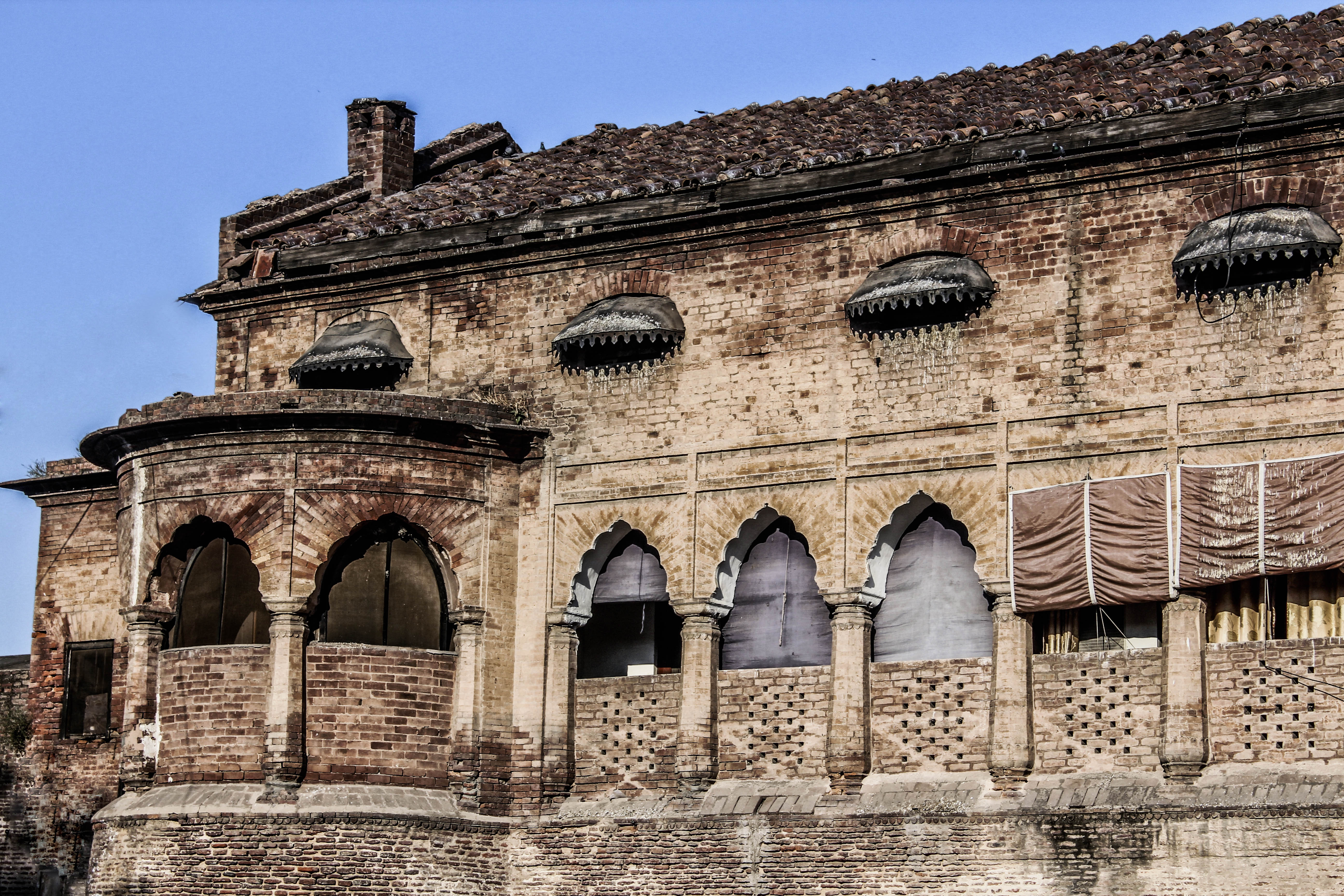 File:Old heritage building outside lahore fort.jpg - Wikimedia Commons