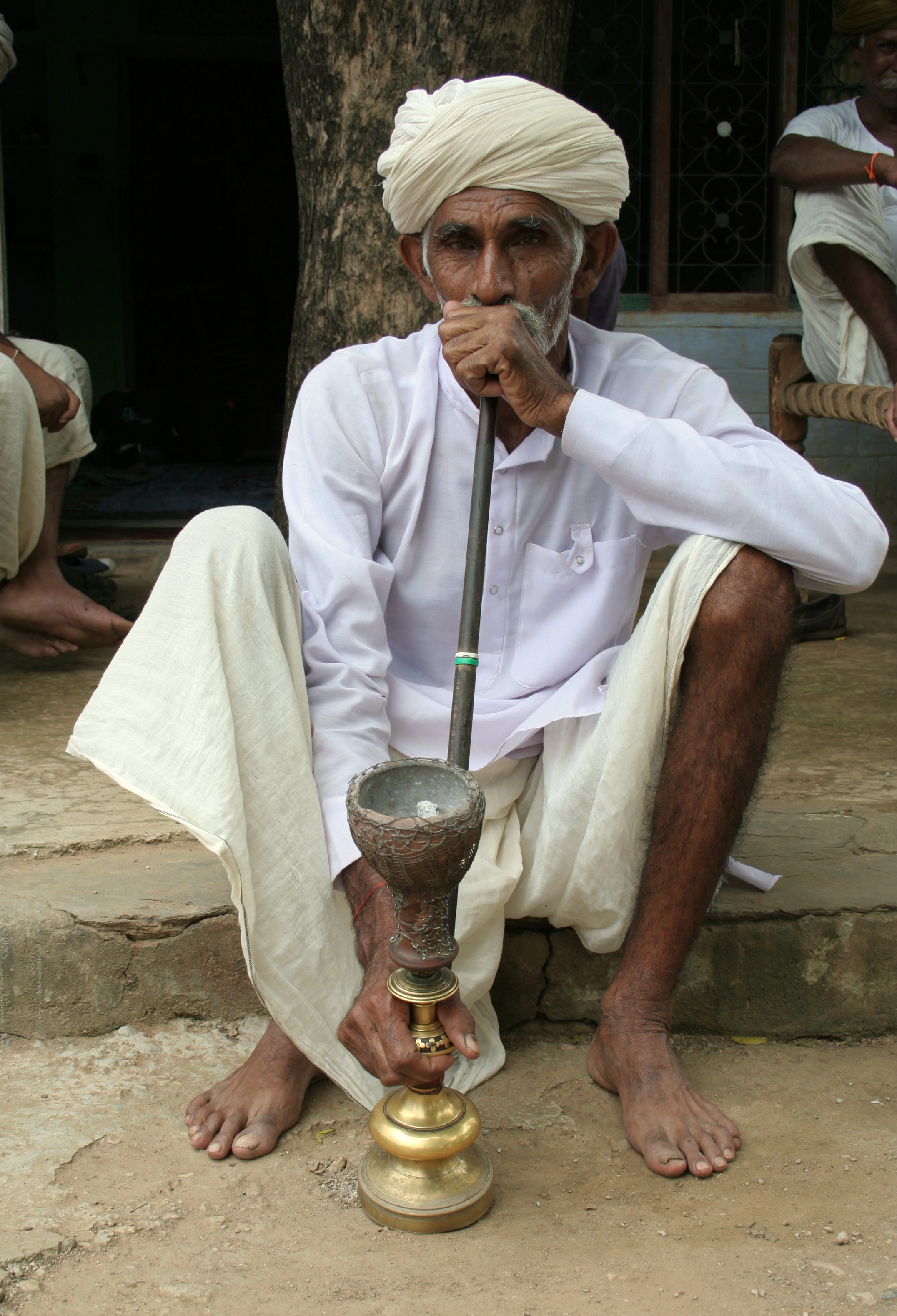 File:Old man smoking hookah, near Jaipur, Rajasthan, India.jpg ...