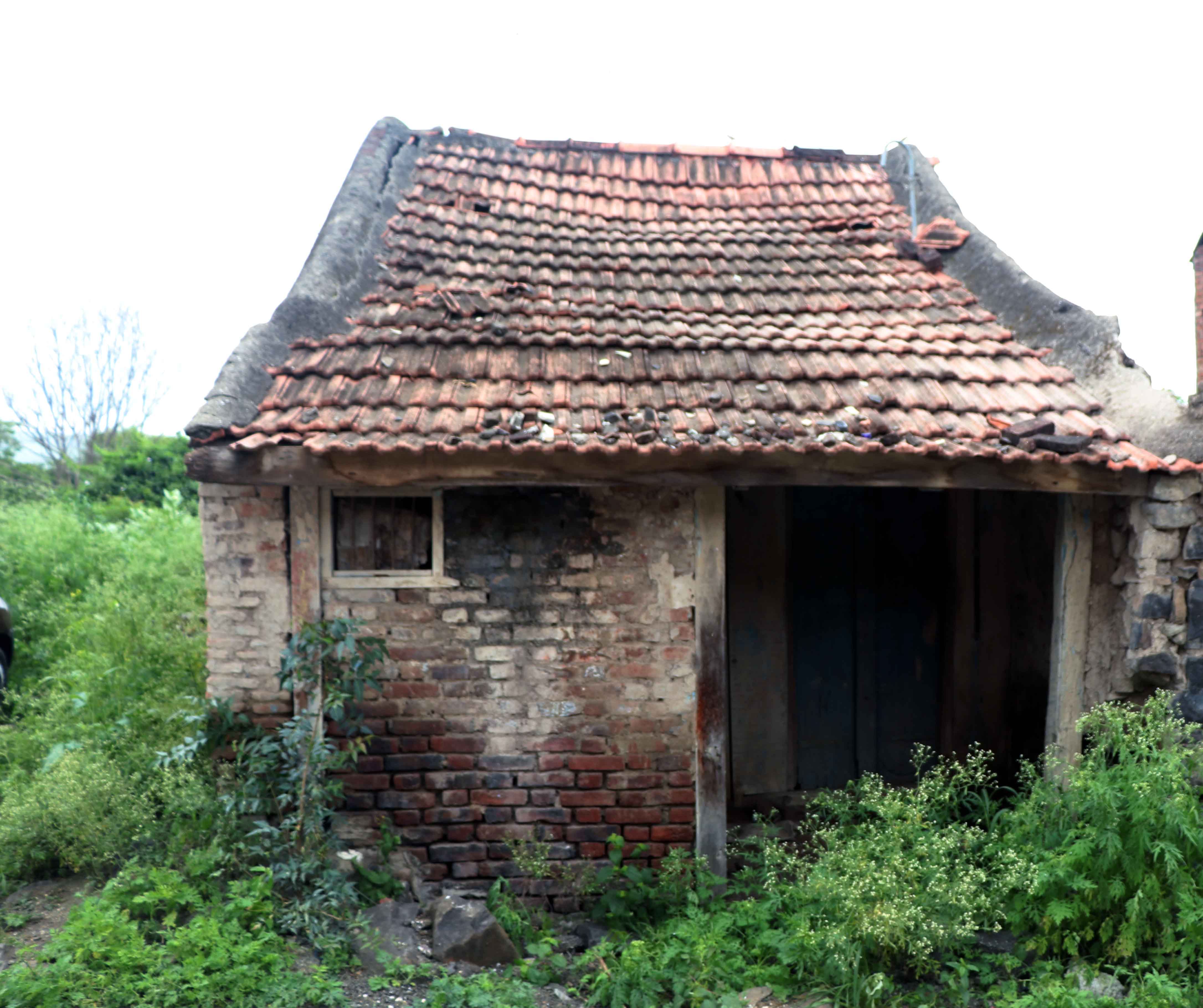 File:Old-hut.jpg - Wikimedia Commons