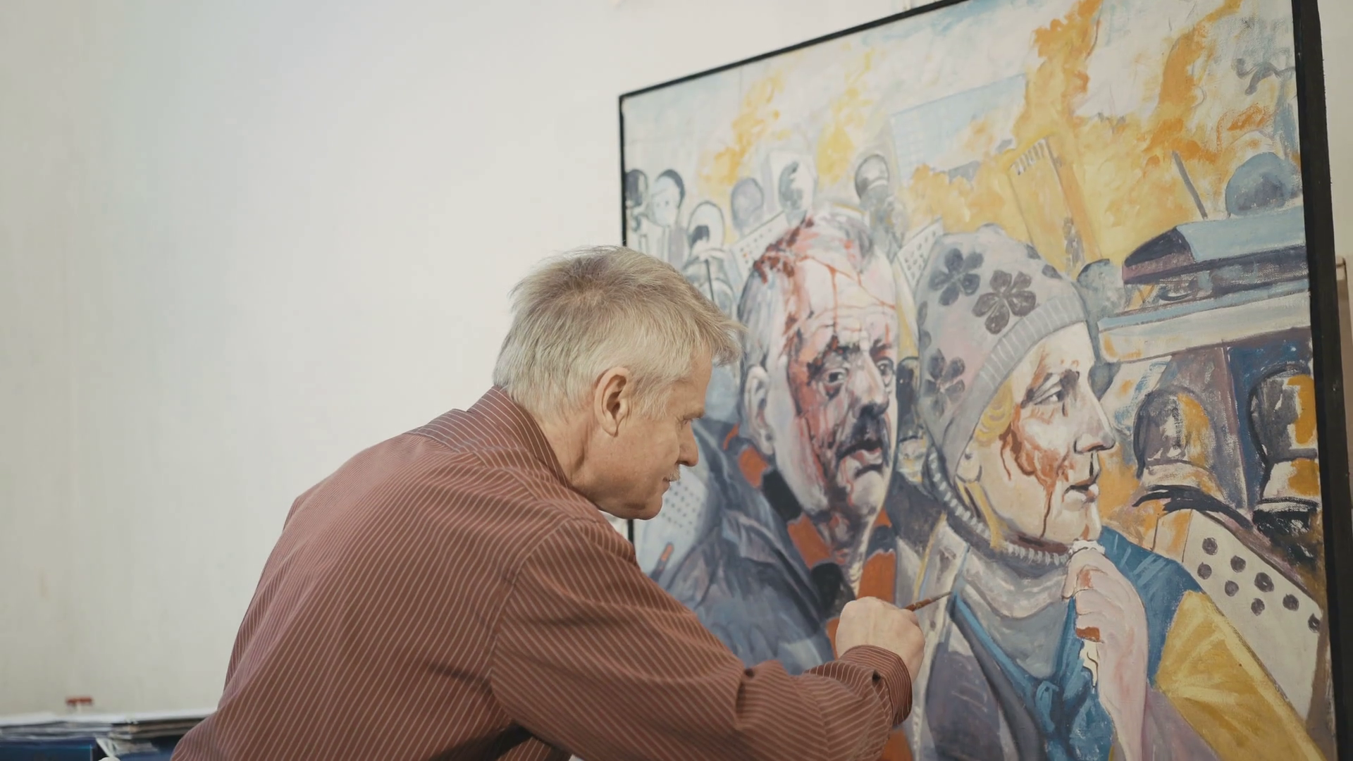 Old painter draws the crying woman and man on the Kyiv's area in 4K ...