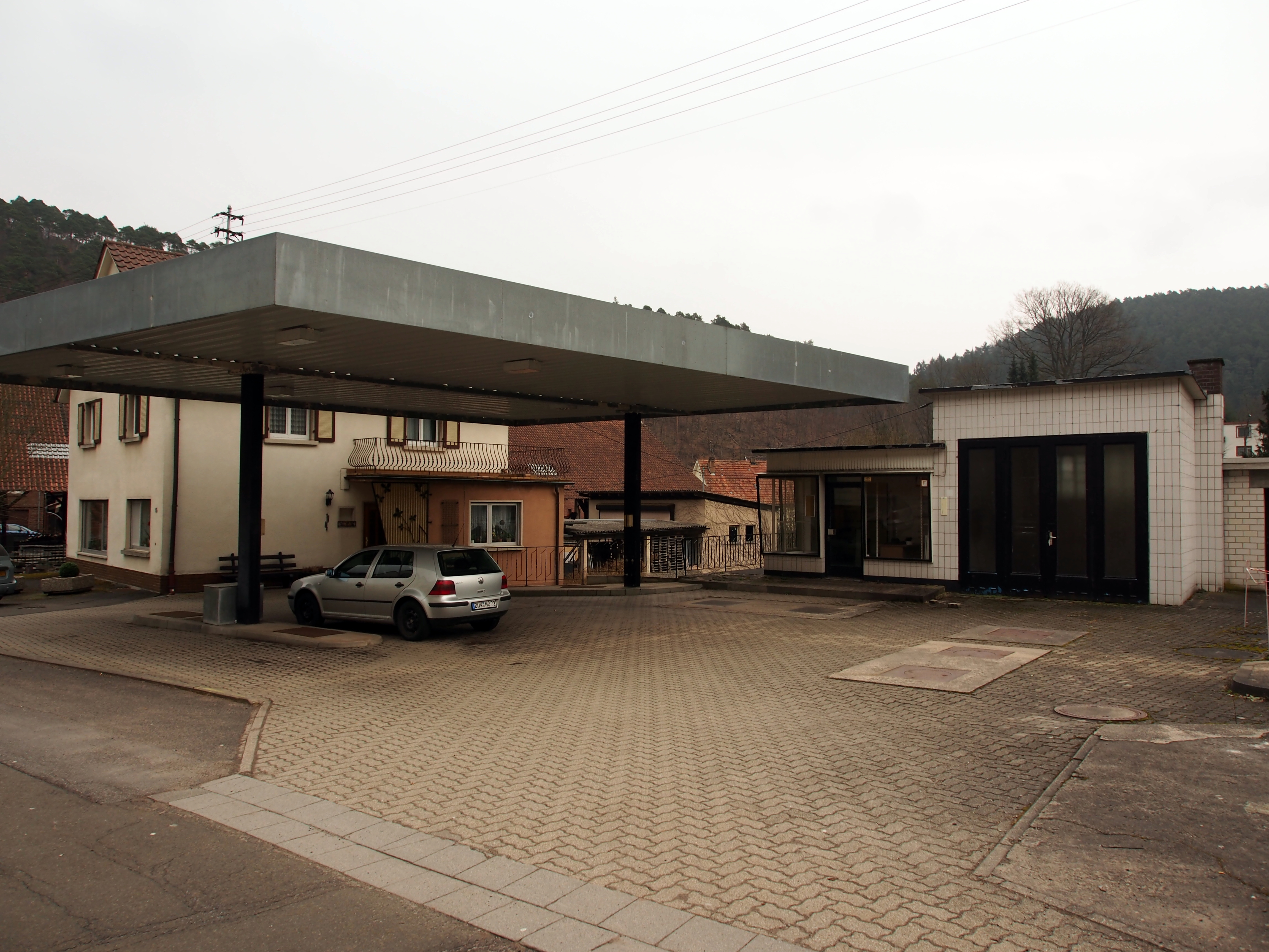 File:Old Petrol station at Elmstein pic4.JPG - Wikimedia Commons