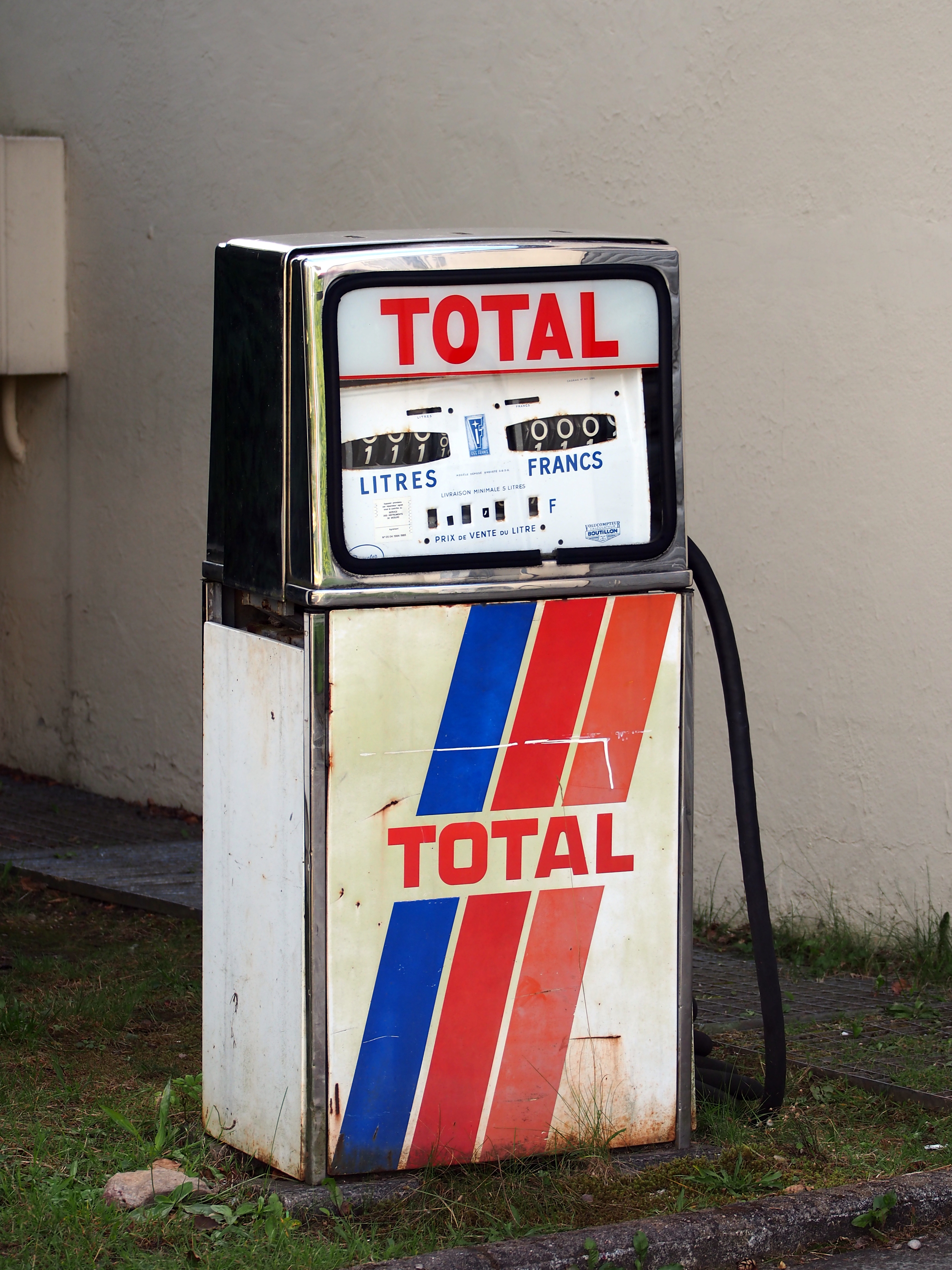 File:Total (old petrol pump) pic3.JPG - Wikimedia Commons