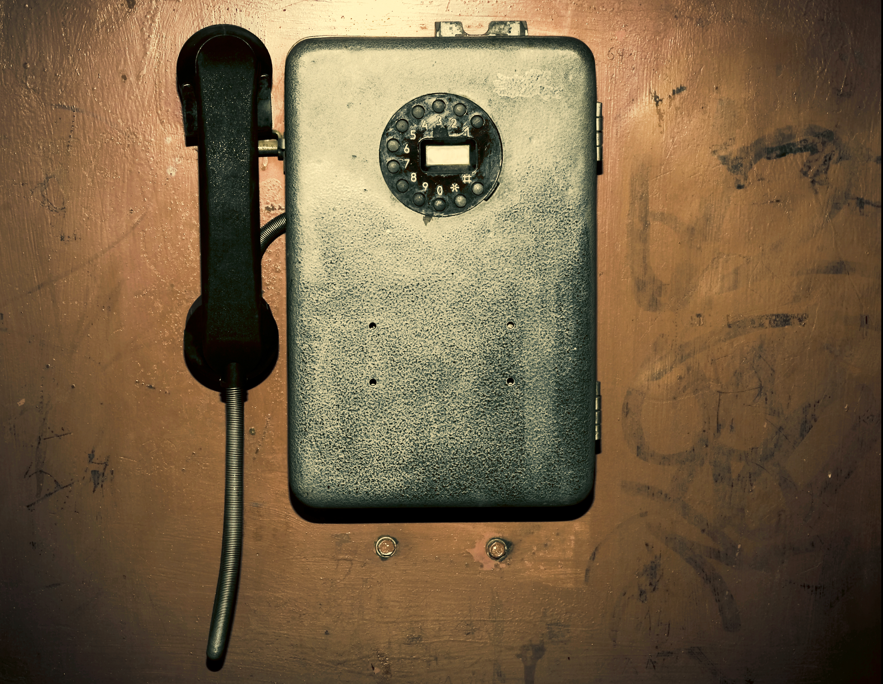 Купить телефон на стену. Старый телефон. Старые смартфоны. Старинный телефон. Разбитый телефонный аппарат.