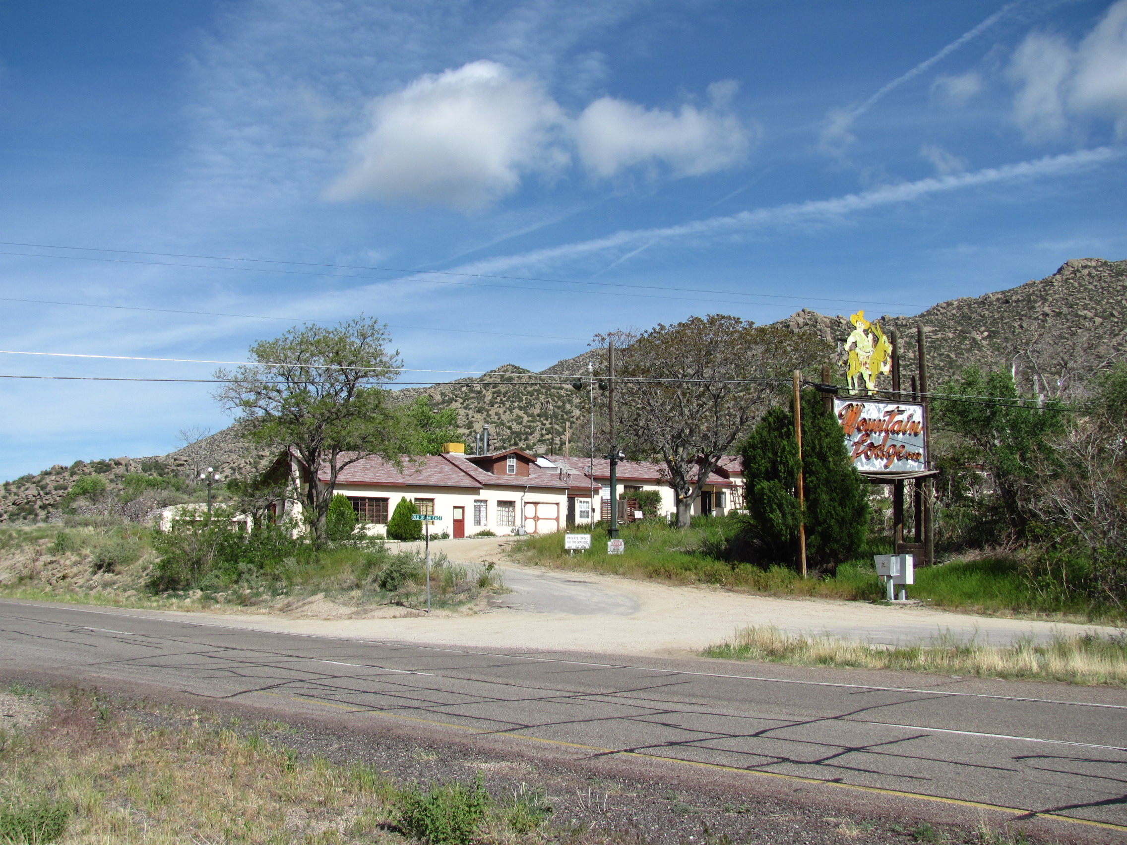File:Old Mountain Lodge on Old Route 66, Carnuel NM.jpg - Wikimedia ...