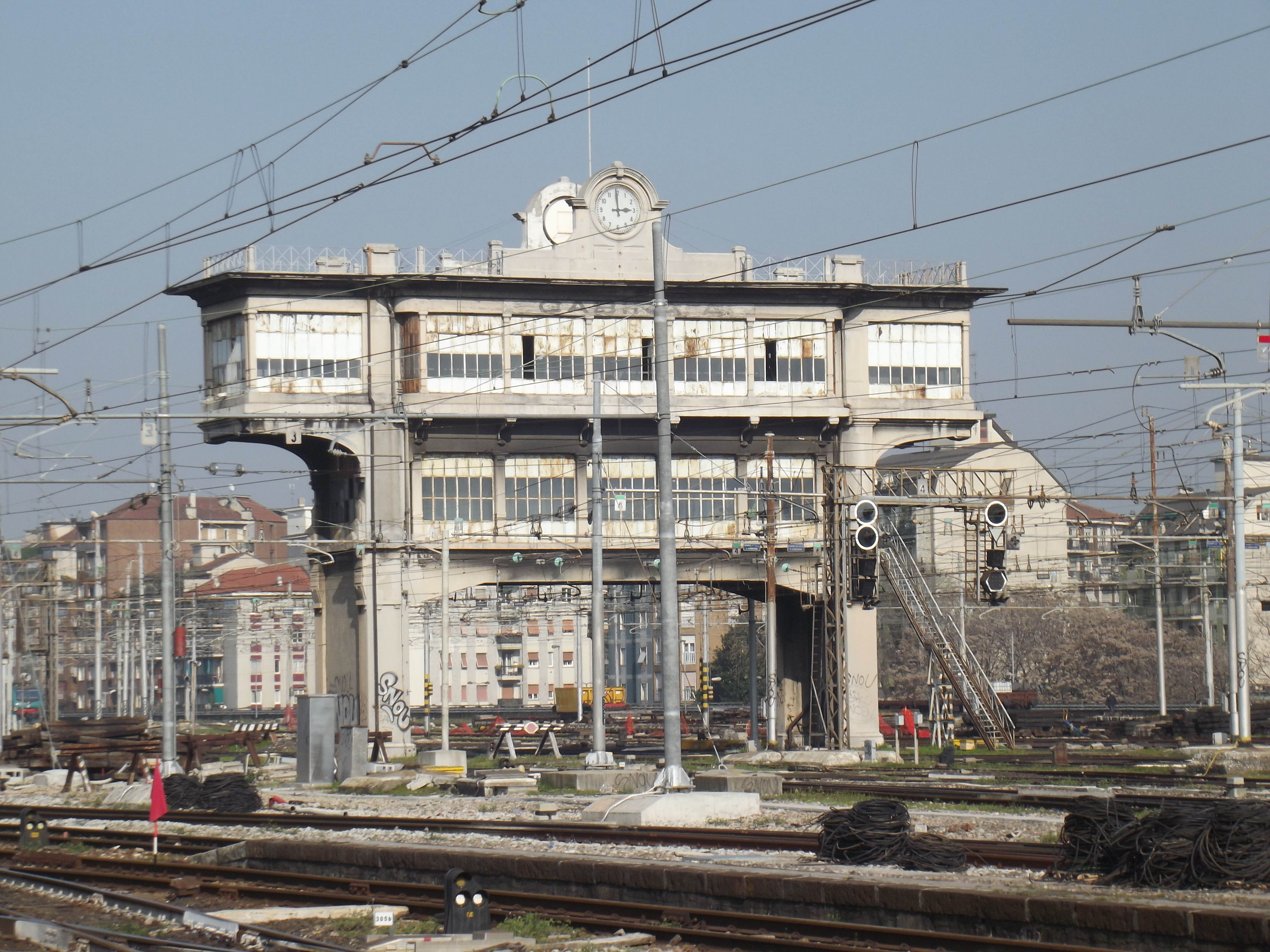 File:Old signalbox in Milano Central.jpg - Wikimedia Commons