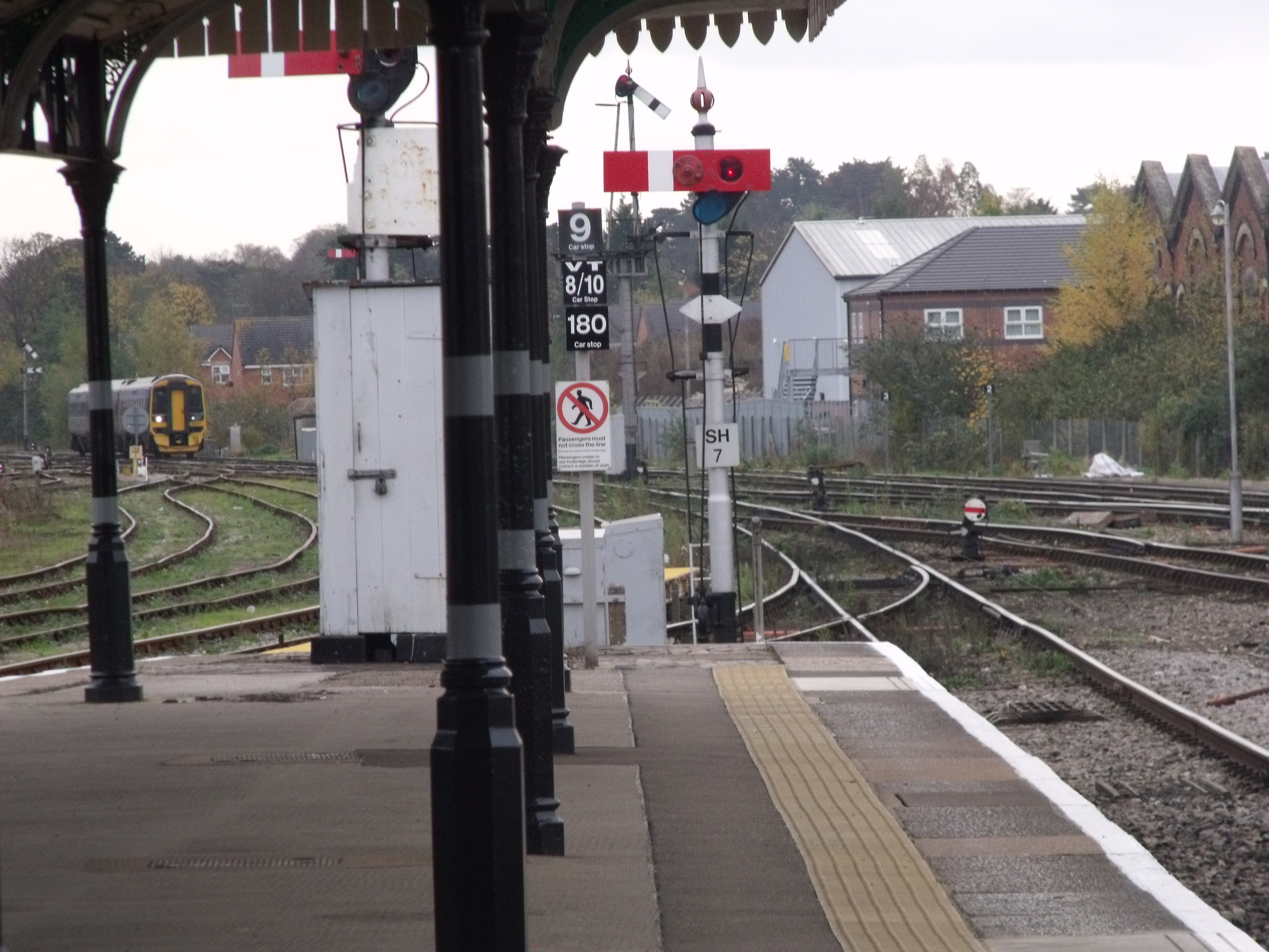 File:Worcester Shrub Hill Station old signals - First Great Western ...