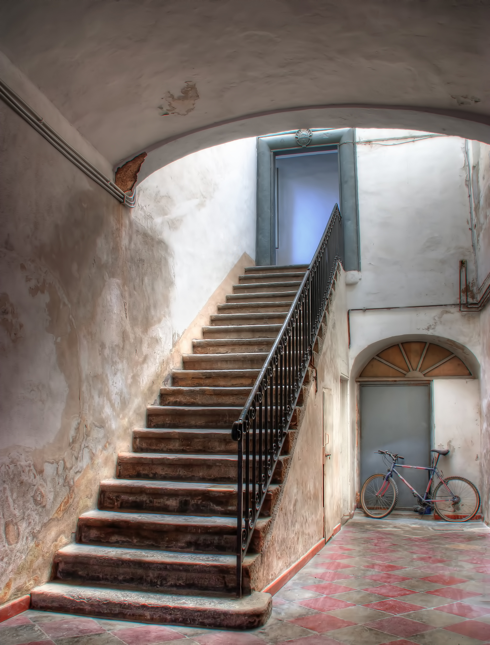 old stairs | HDR creme