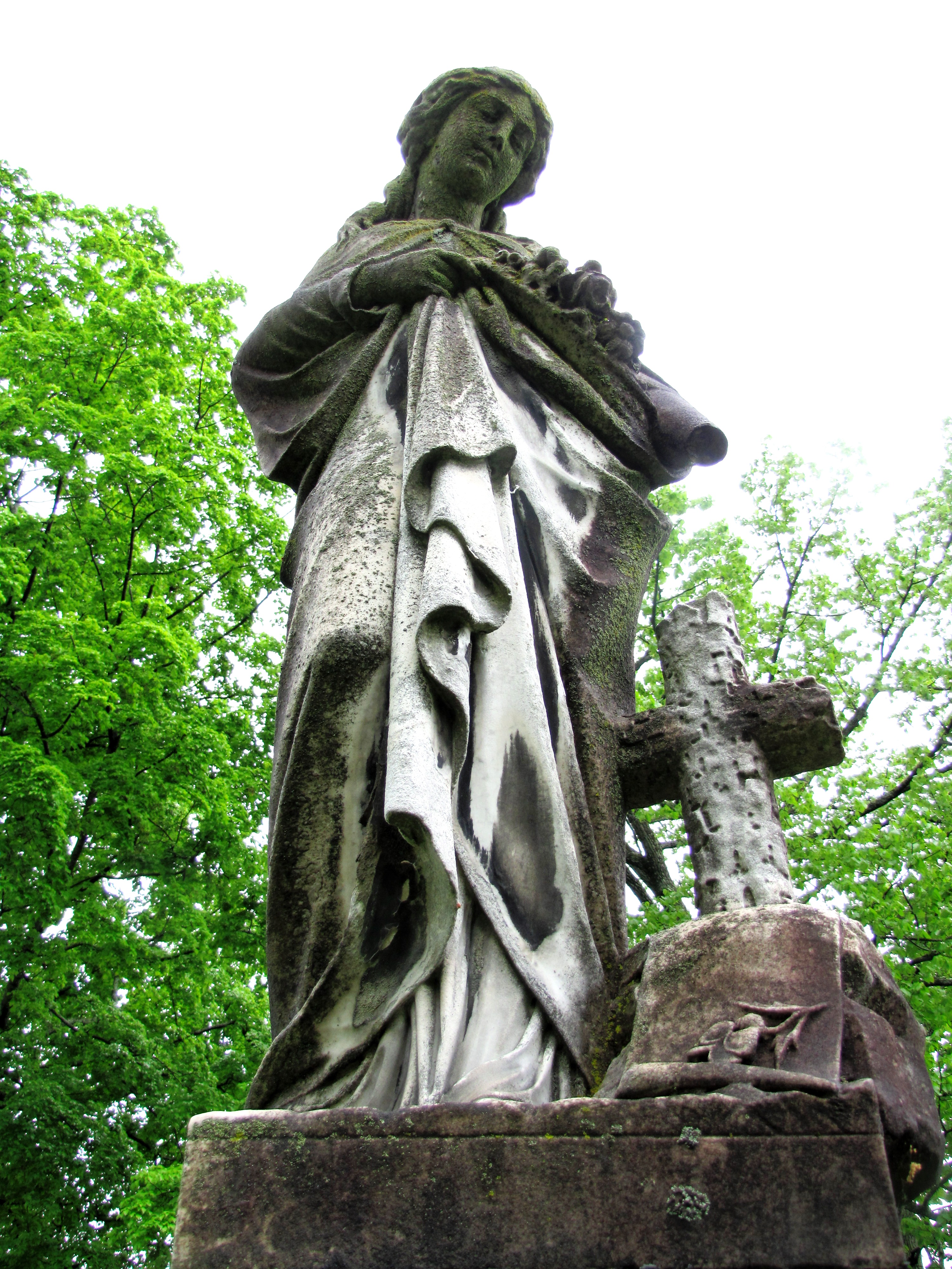 File:Ora-brewster-grave-statue-old-gray-tn1.jpg - Wikimedia Commons