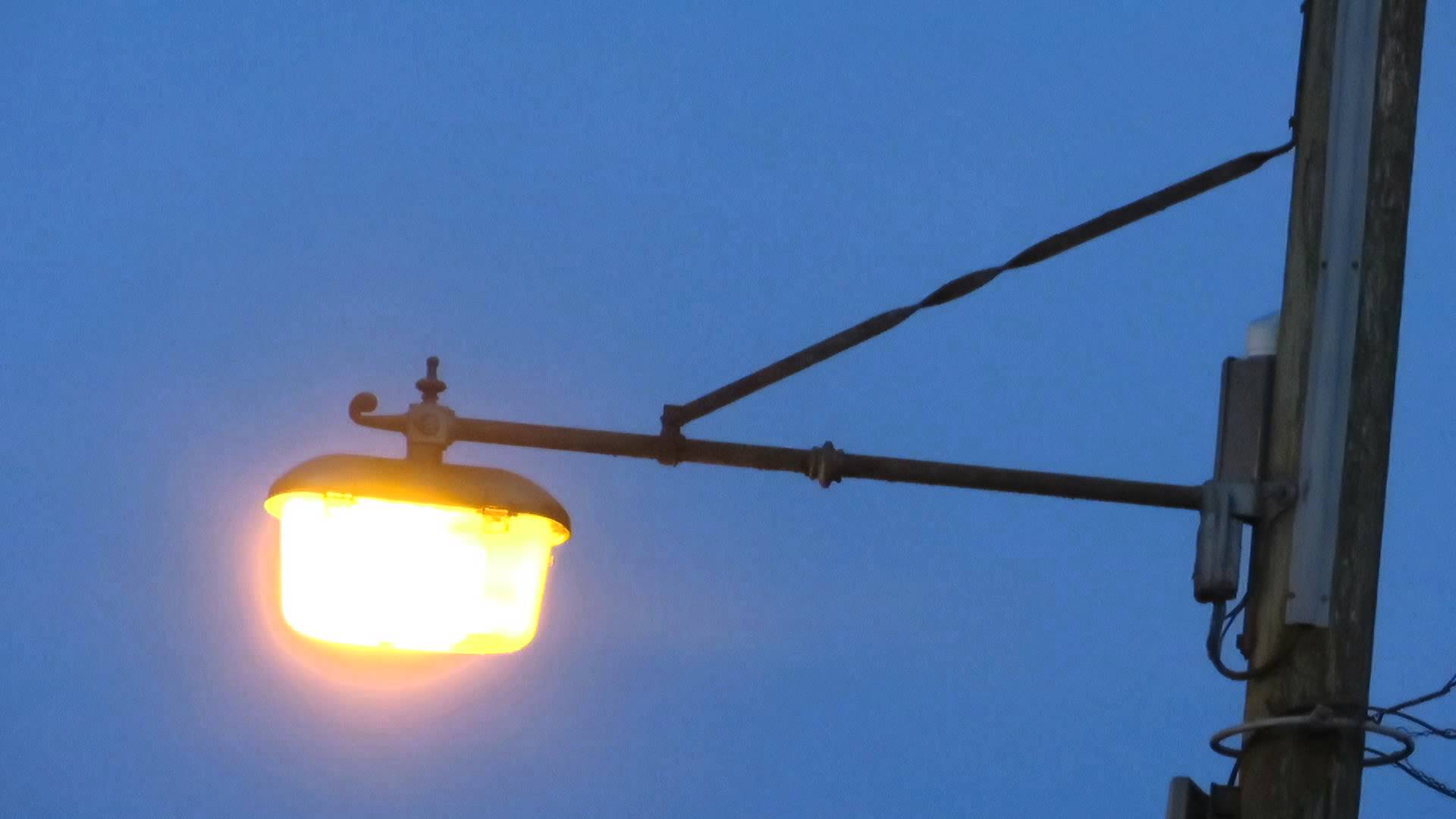Old Street Light Lighting Up At Locking 17.01.14 - YouTube
