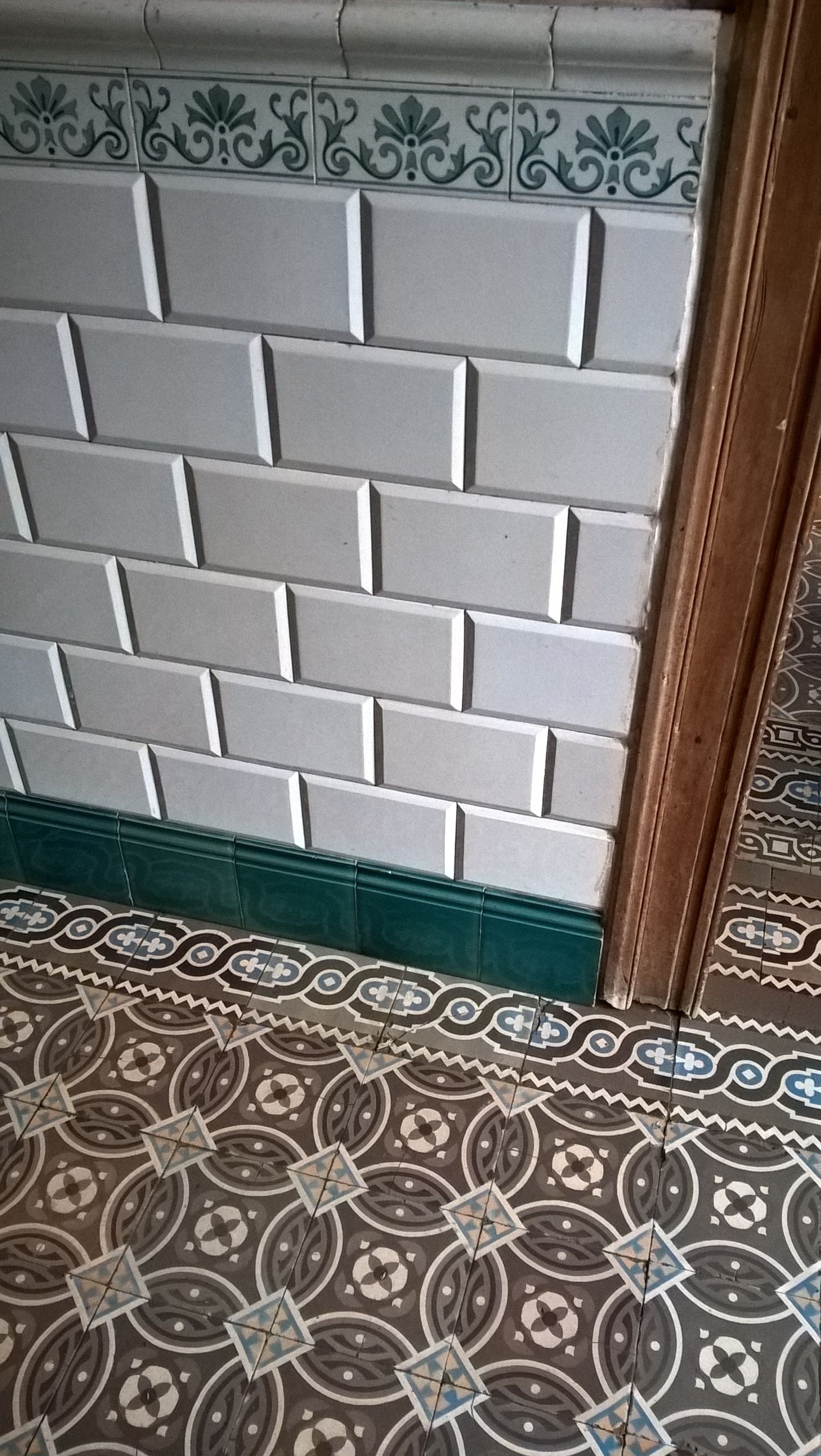 old tiles - entrance - France _Ardennes_ | Cement tiles / Carreaux ...