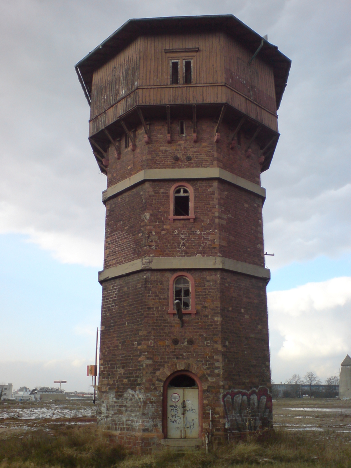 File:Old Water Tower, Old Rail Yards Darmstadt.jpg - Wikimedia Commons