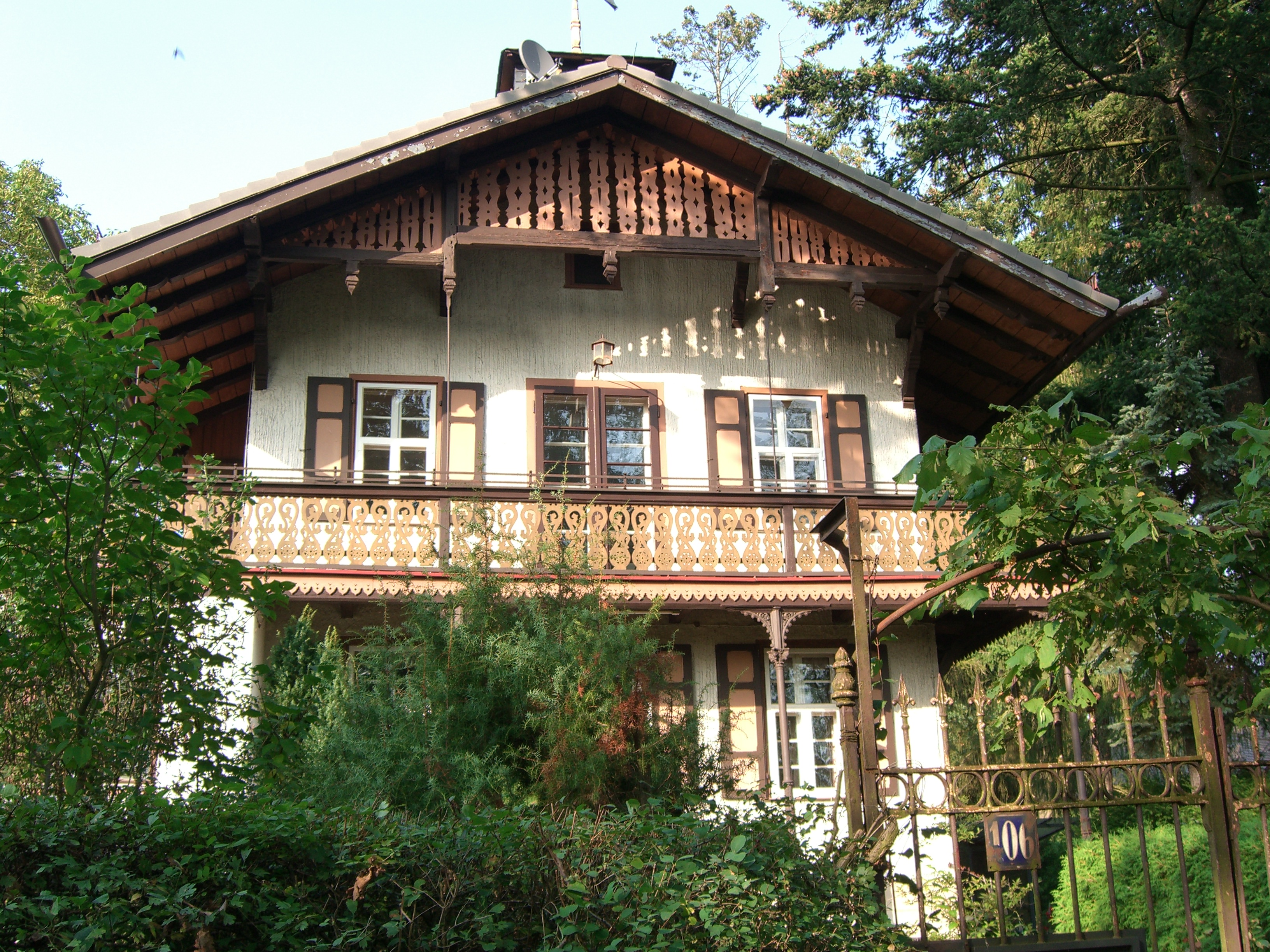 File:ER-Burgberg-old-villa.jpg - Wikimedia Commons