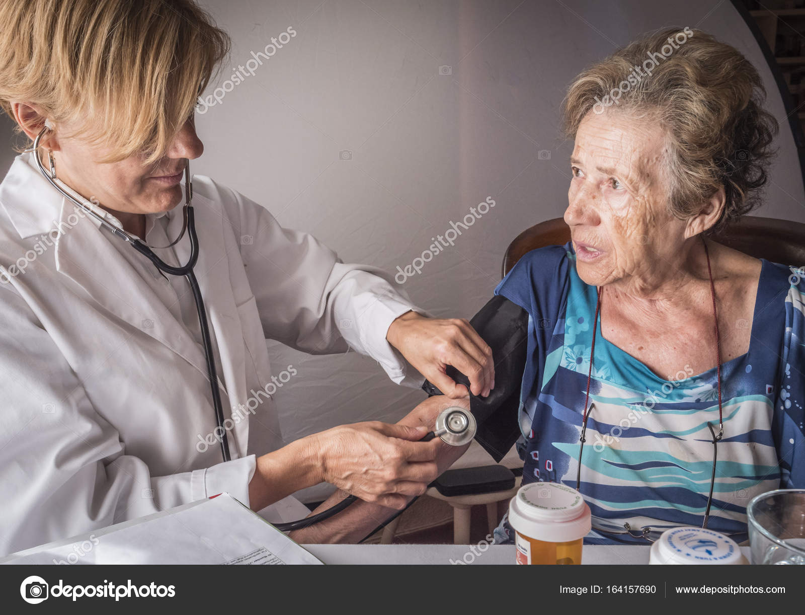 Doctor measures the arterial tension to oldster at home, Andalusia ...
