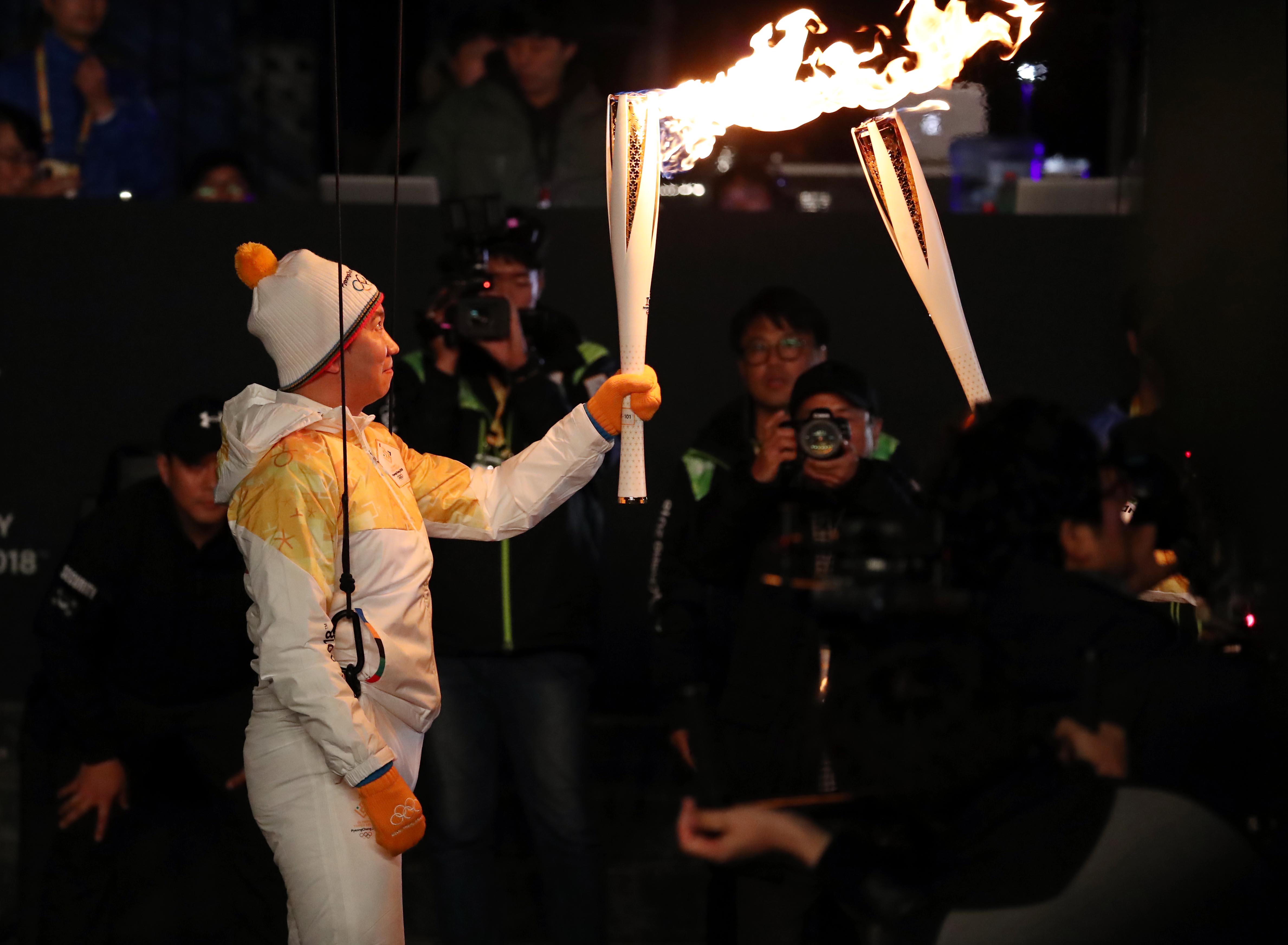 Ryu Seung-min with Olympic flame | PyeongChang 2018 News | The ...