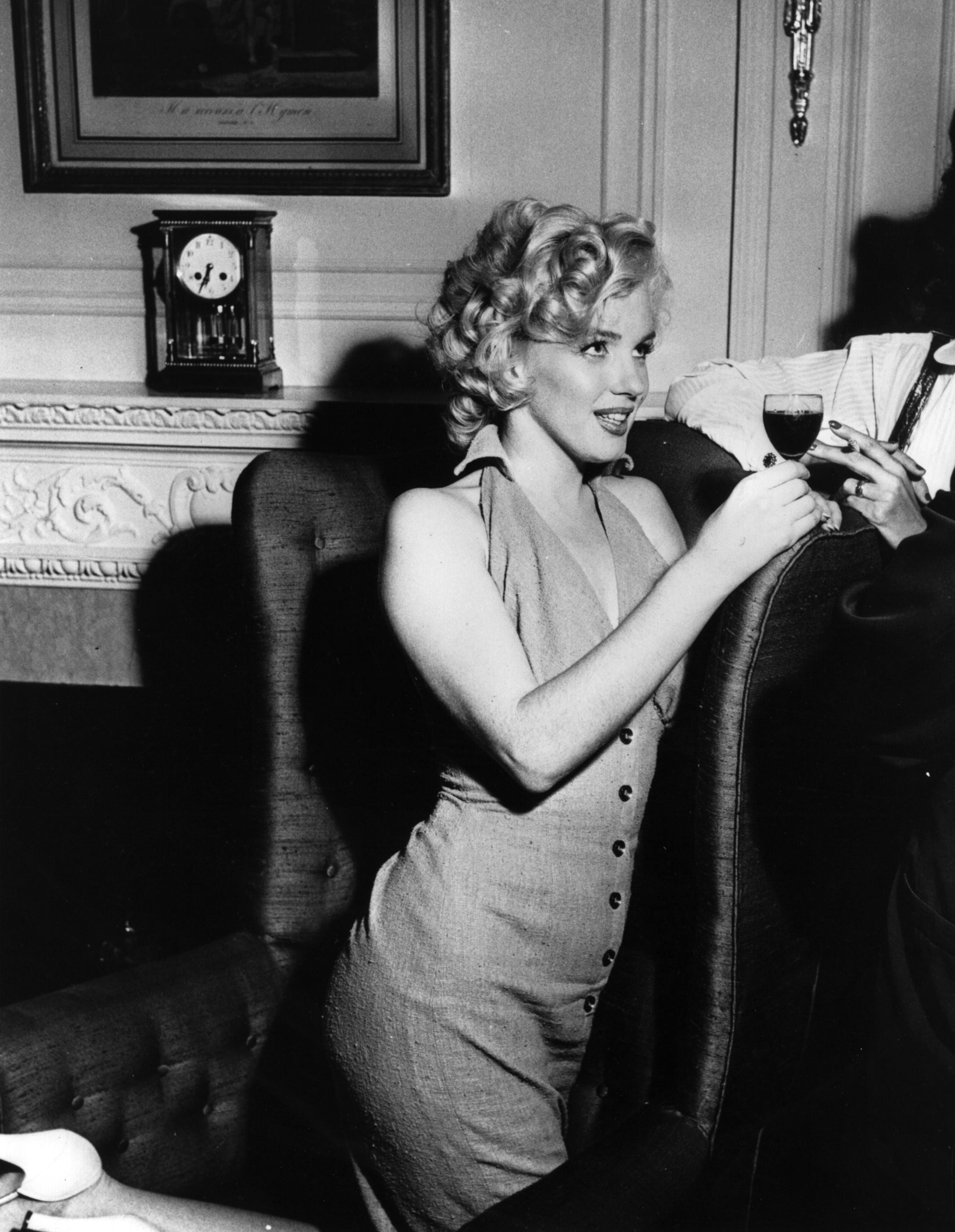 Marilyn Monroe on her knees, 1952 : OldSchoolCool