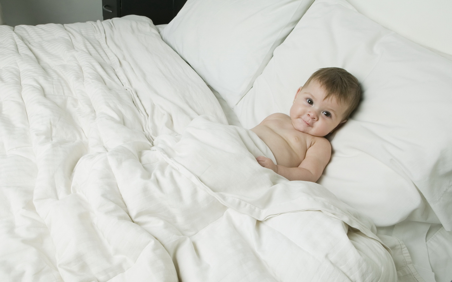 Baby on the bed wallpapers and images - wallpapers, pictures, photos