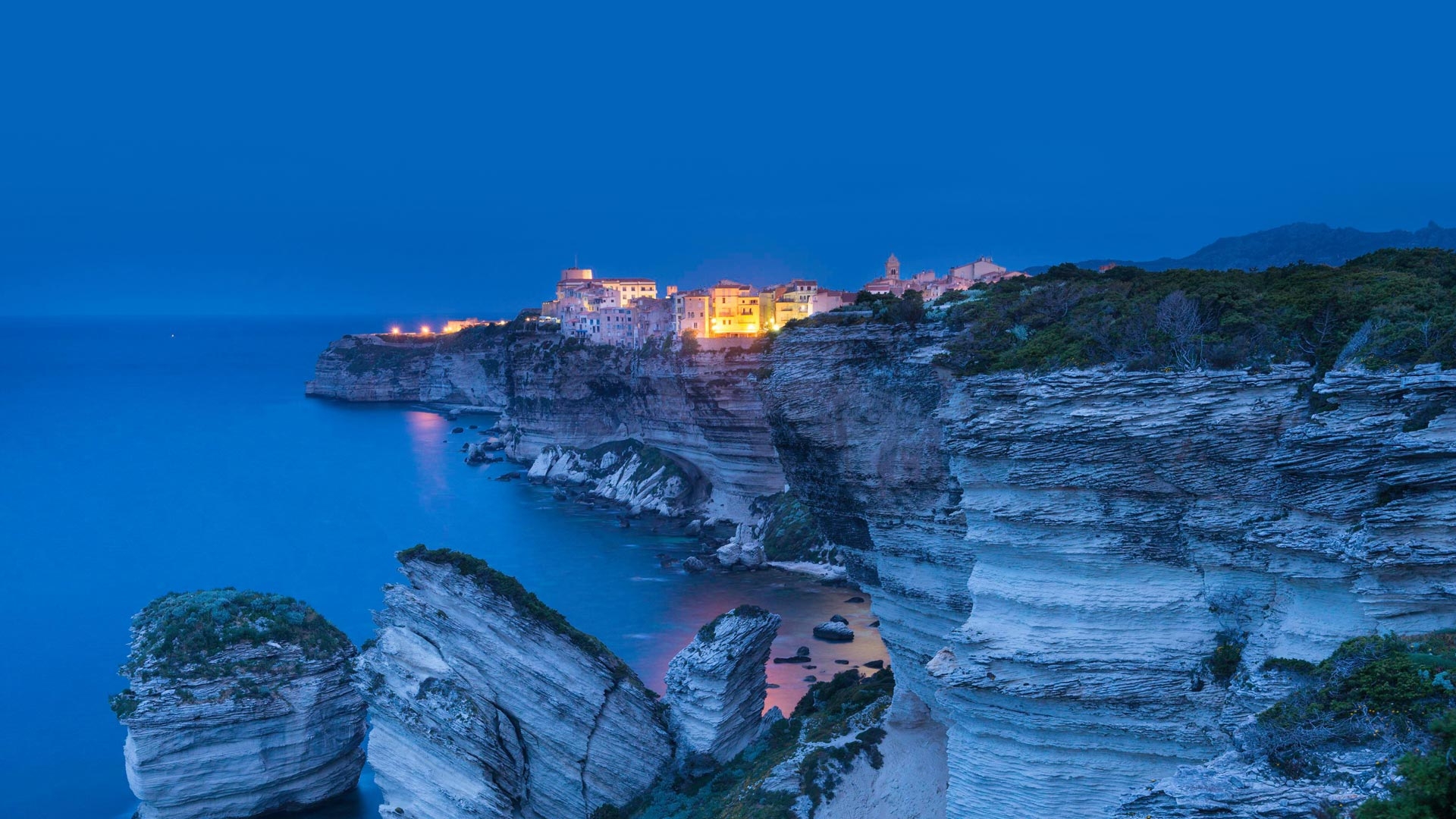 Bonifacio on the island of Corsica, France (© Hemis/Alamy) 科西嘉岛 ...