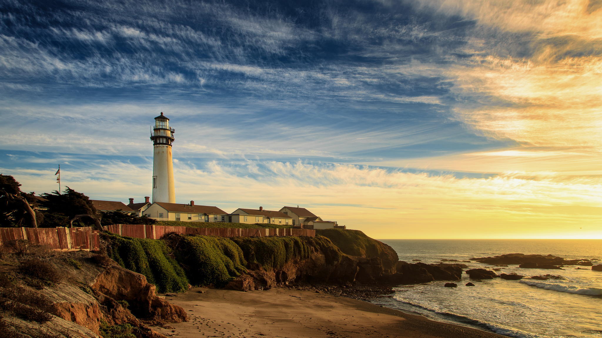 Lighthouse at the shore / 2048 x 1152 / Other / Photography ...