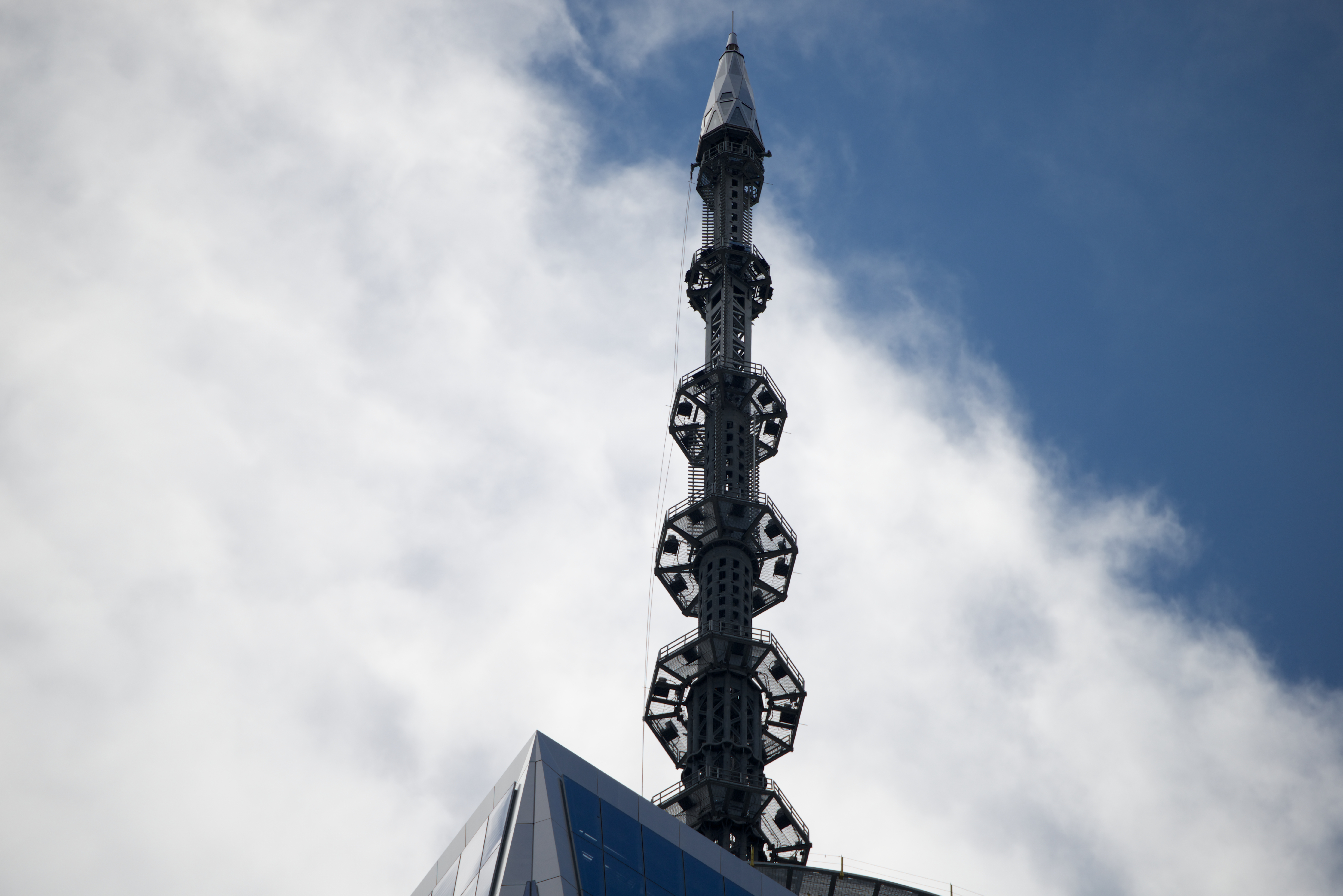File:Antenna on the top of One World Trade Center building.jpg ...