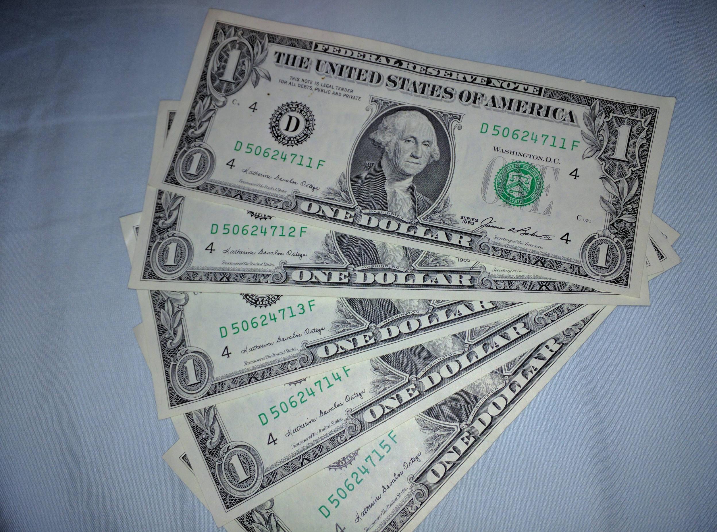 Tonight I was tipped with 5 crisp sequential one dollar bills from ...