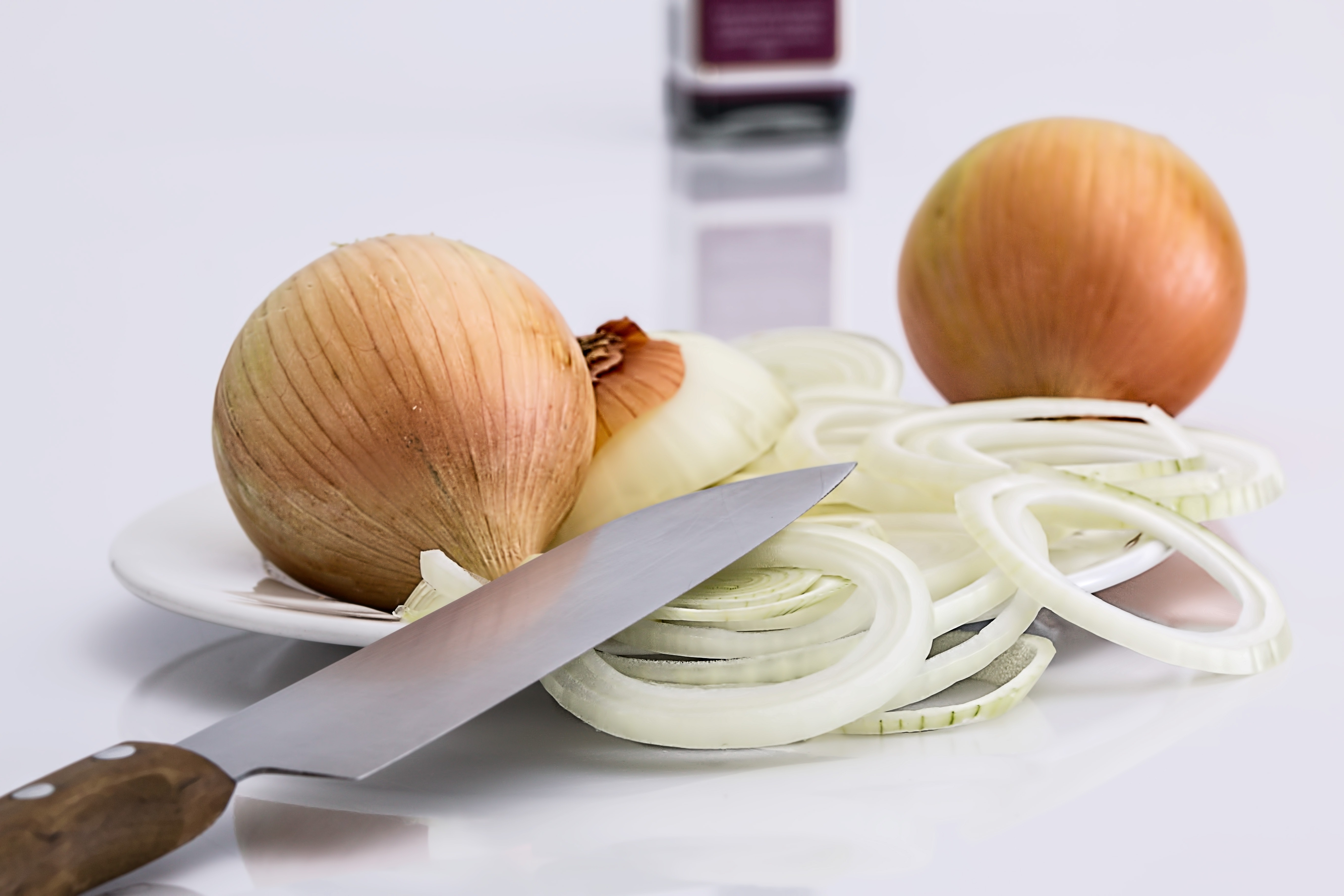 Onion Bulbs and Sliced Onion on Ceramic Plate, Cooking, Vegetable, Vegan, Slice, HQ Photo