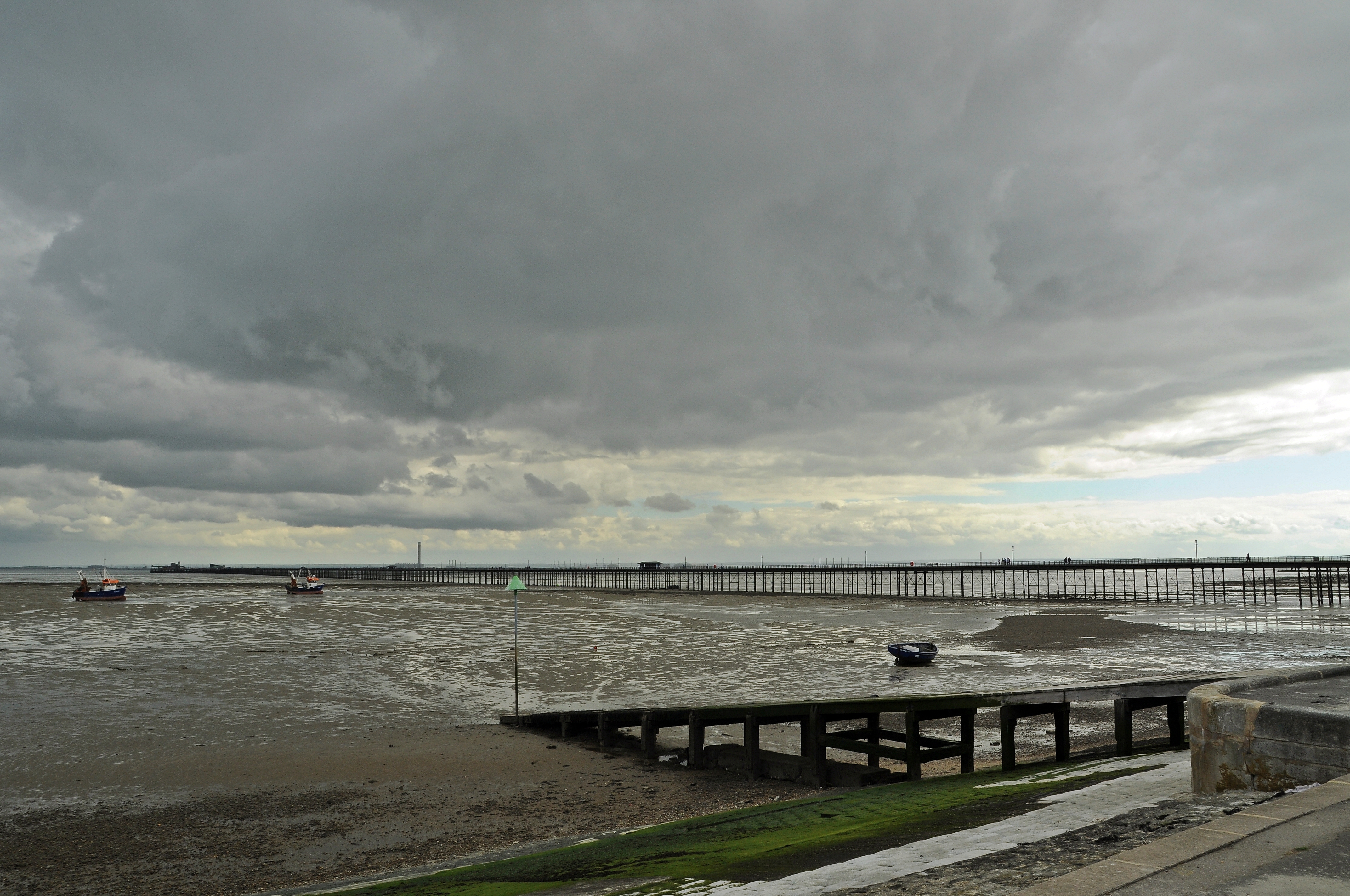 File:Low tide in Thames Estuary, Southend-on-Sea, England.JPG ...