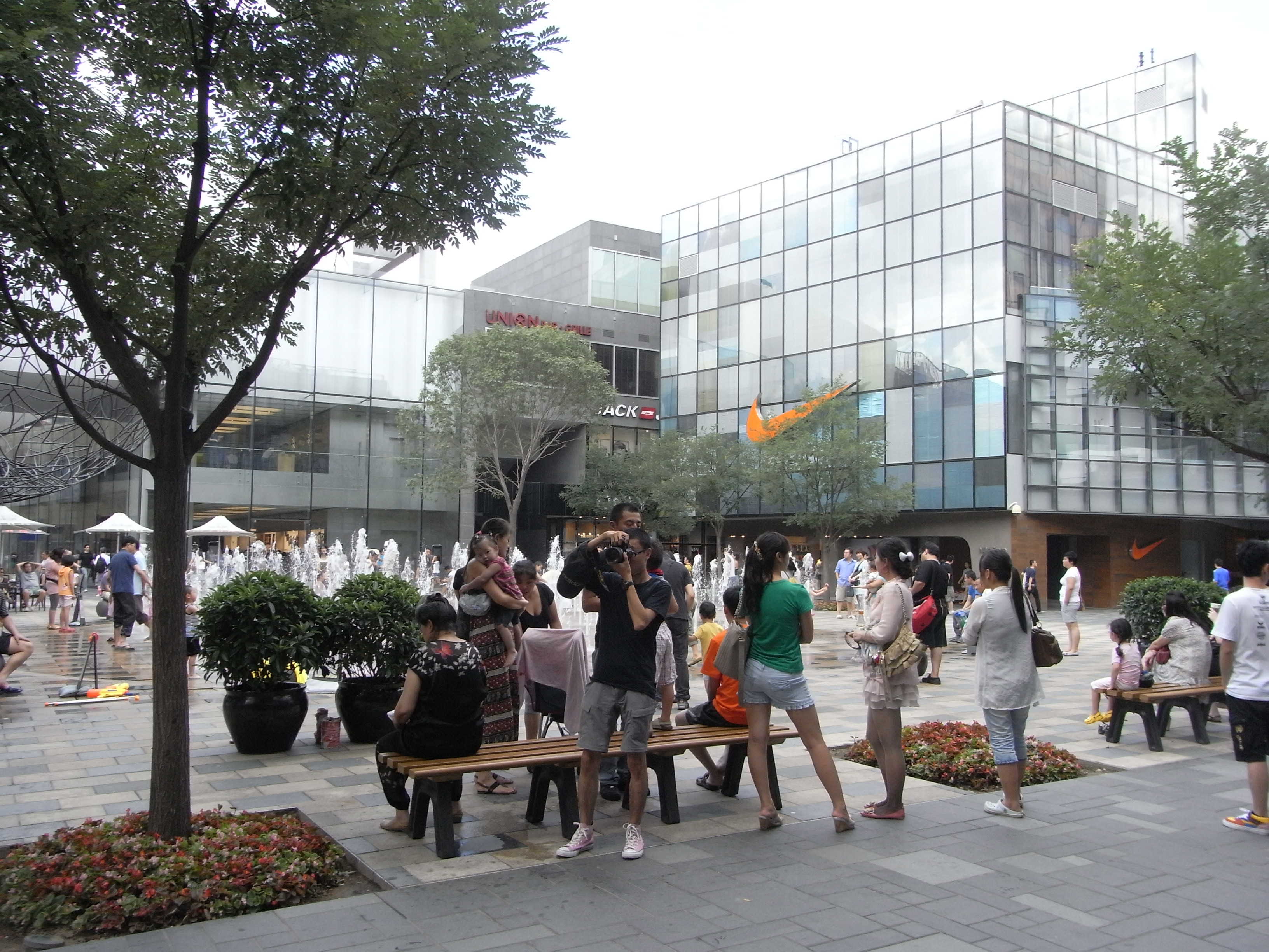 File:BJ Tour Beijing 北京 三里屯 Sanlitun shop Nike mall facade ...