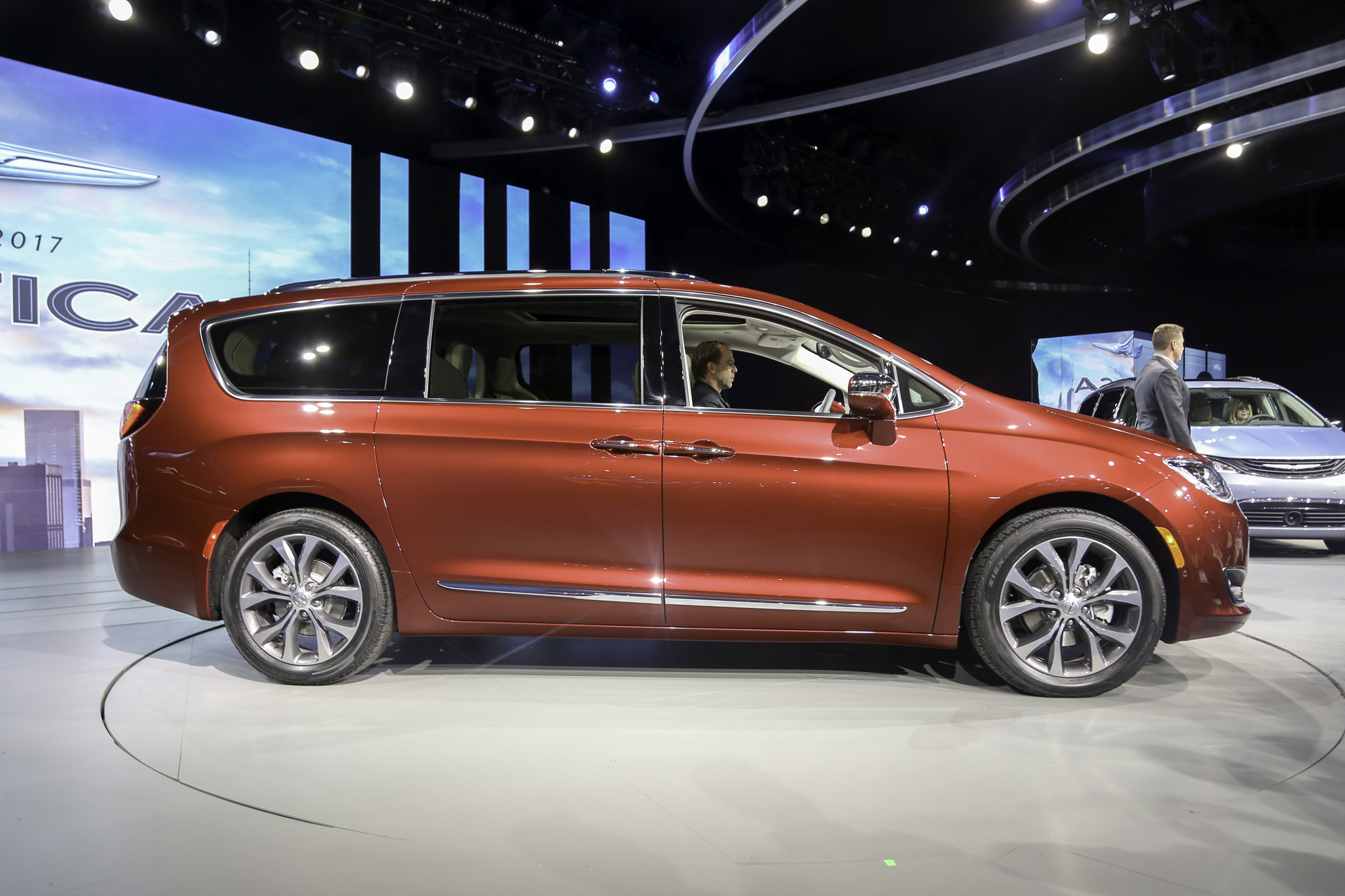 FCA says 2017 Chrysler Pacifica will cost $29,590 and up