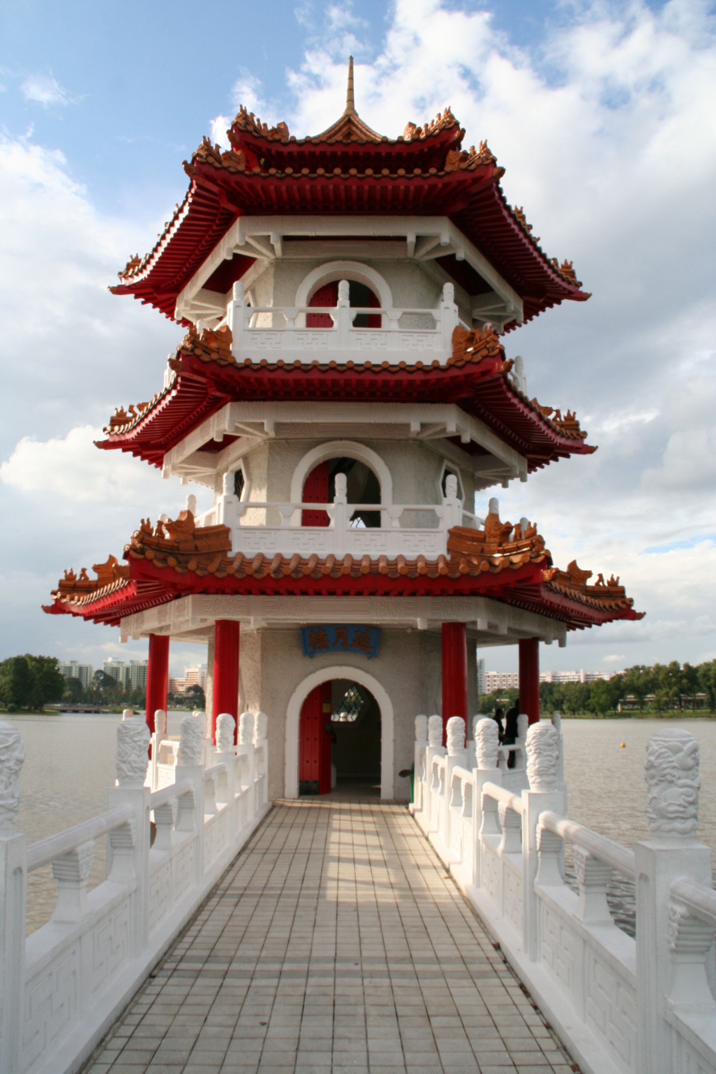 Pagoda in Singapore's Chinese Gardens | South East Asia Travel ...