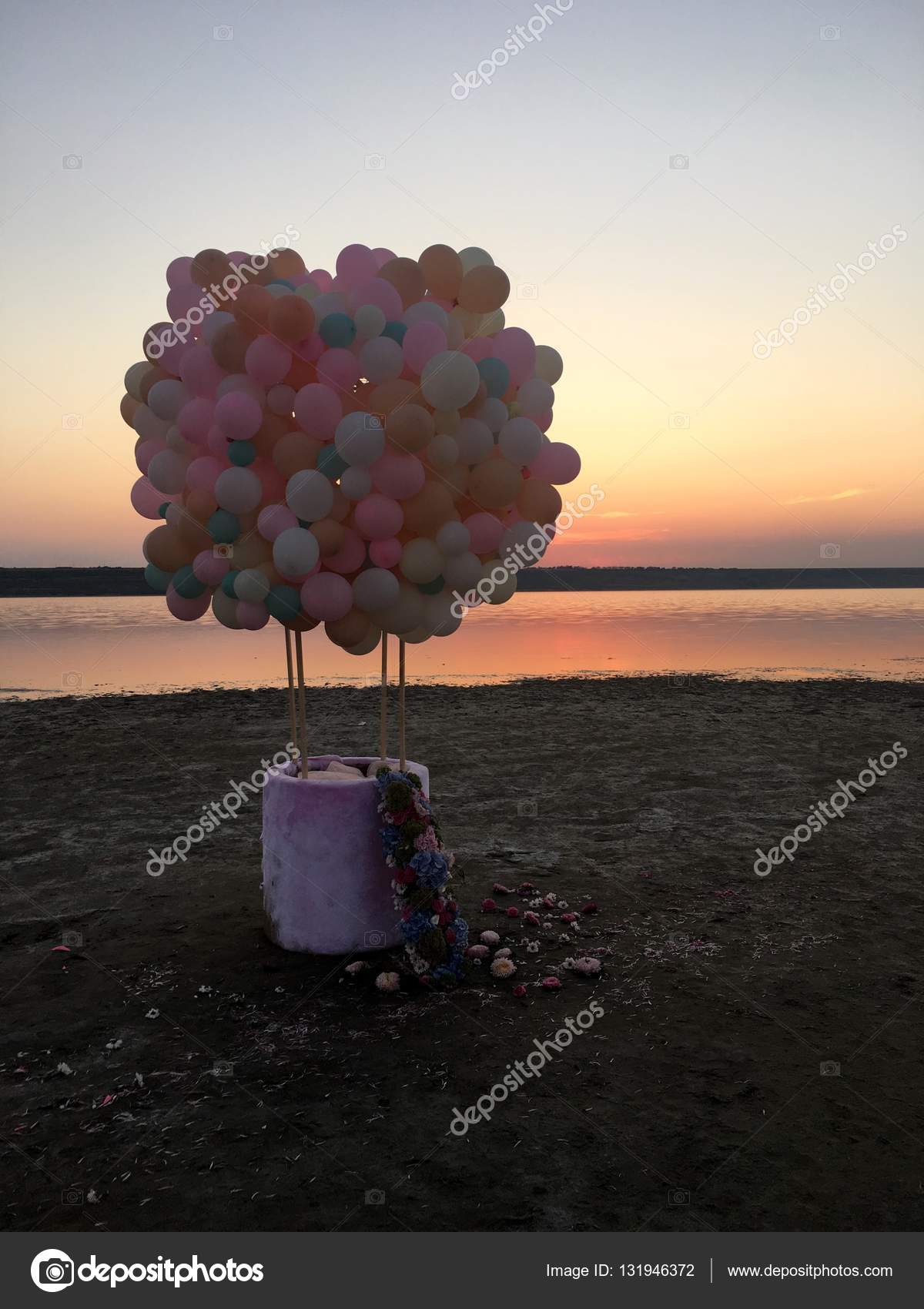 en las orillas de la apacibles globos y flores — Foto de stock ...