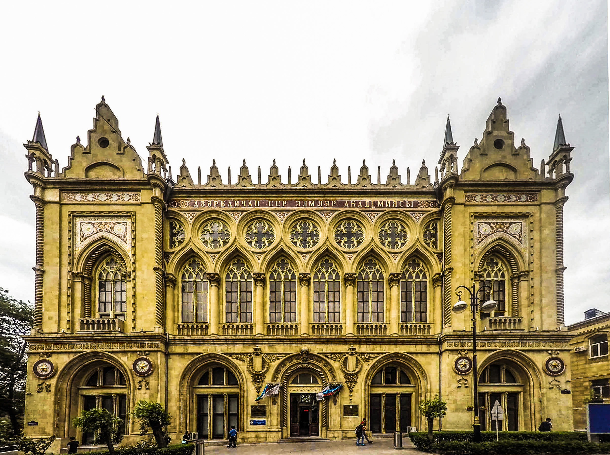 File:Ismailiyye palace main façade, Baku, 2015.jpg - Wikimedia Commons