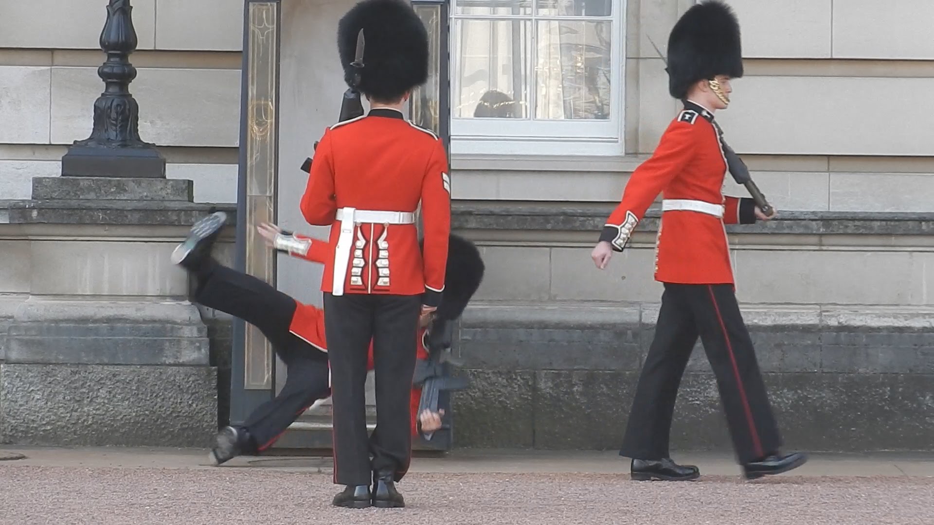 Buckingham Palace guard slips and falls in front of hundreds of ...