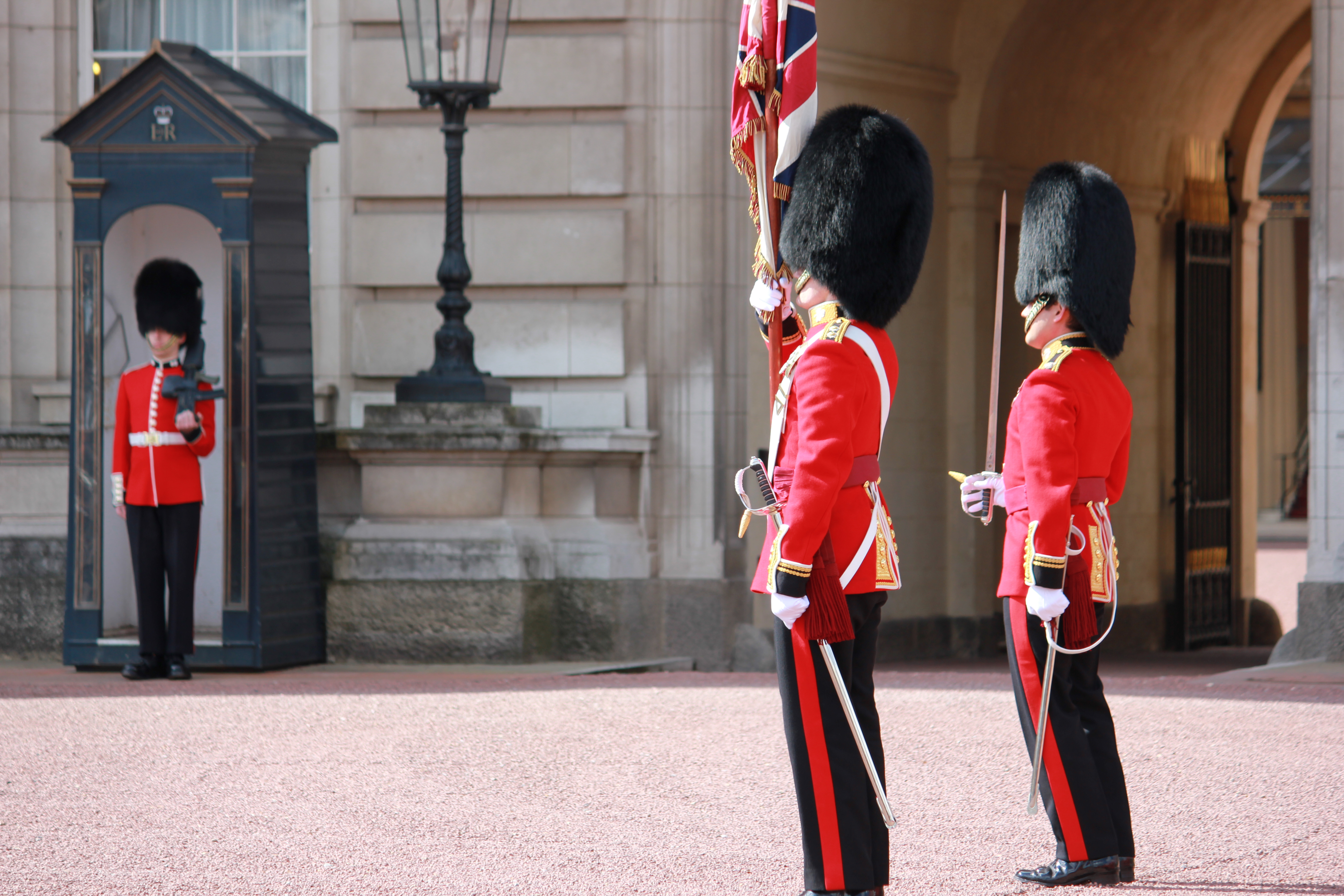 Guide to Changing of the Guard at London's Buckingham Palace