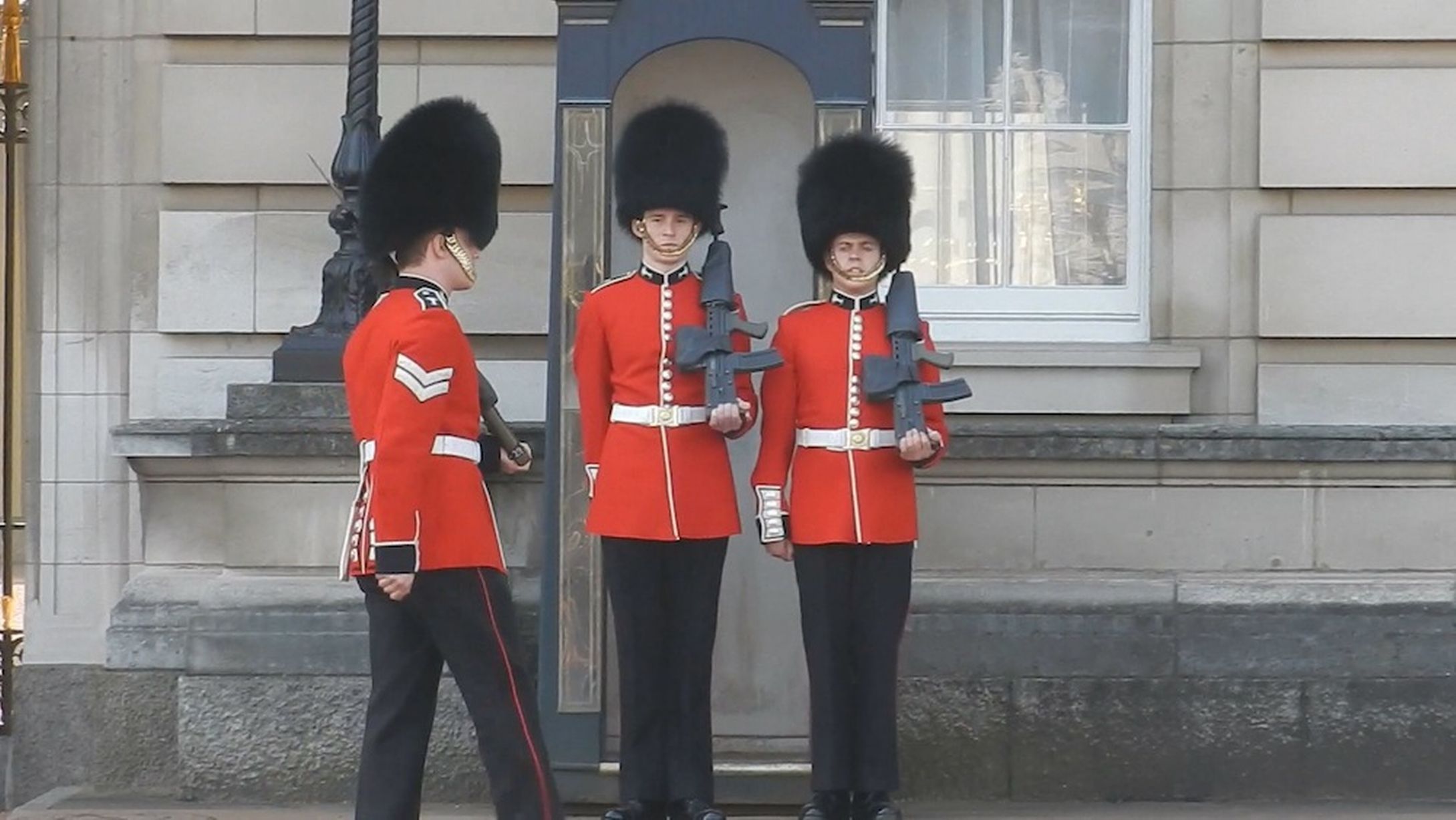 The embarrassing moment a Buckingham Palace guard slipped and fell ...